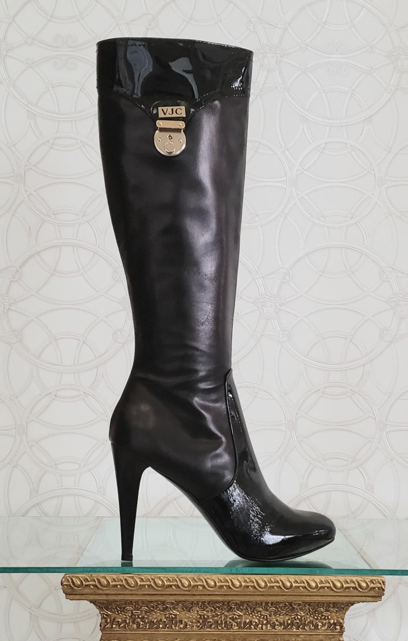 VERSACE VJC BOOTS



Black leather boots with Patent leather inserts

Gold hardware




Content: 
100% Leather, patent leather

lining: Smooth 100% gold leather 

Heel height: 4 1/2