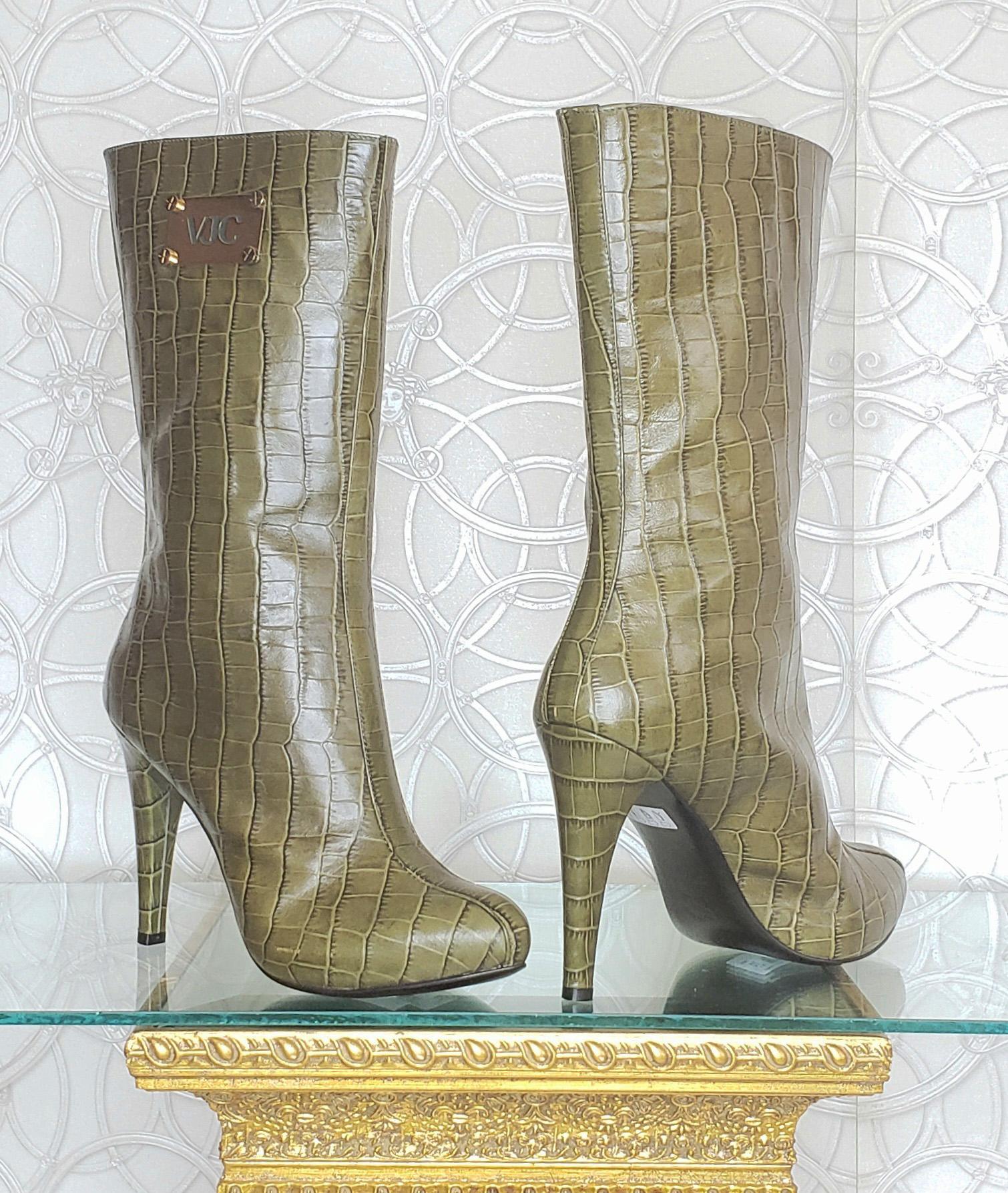 VERSACE VJC BOOTS

Green Crocodile  Print leather boots with gold hardware


Content: 
100% Leather upper

lining: Smooth 100% gold leather 

Heel height: 4 1/2