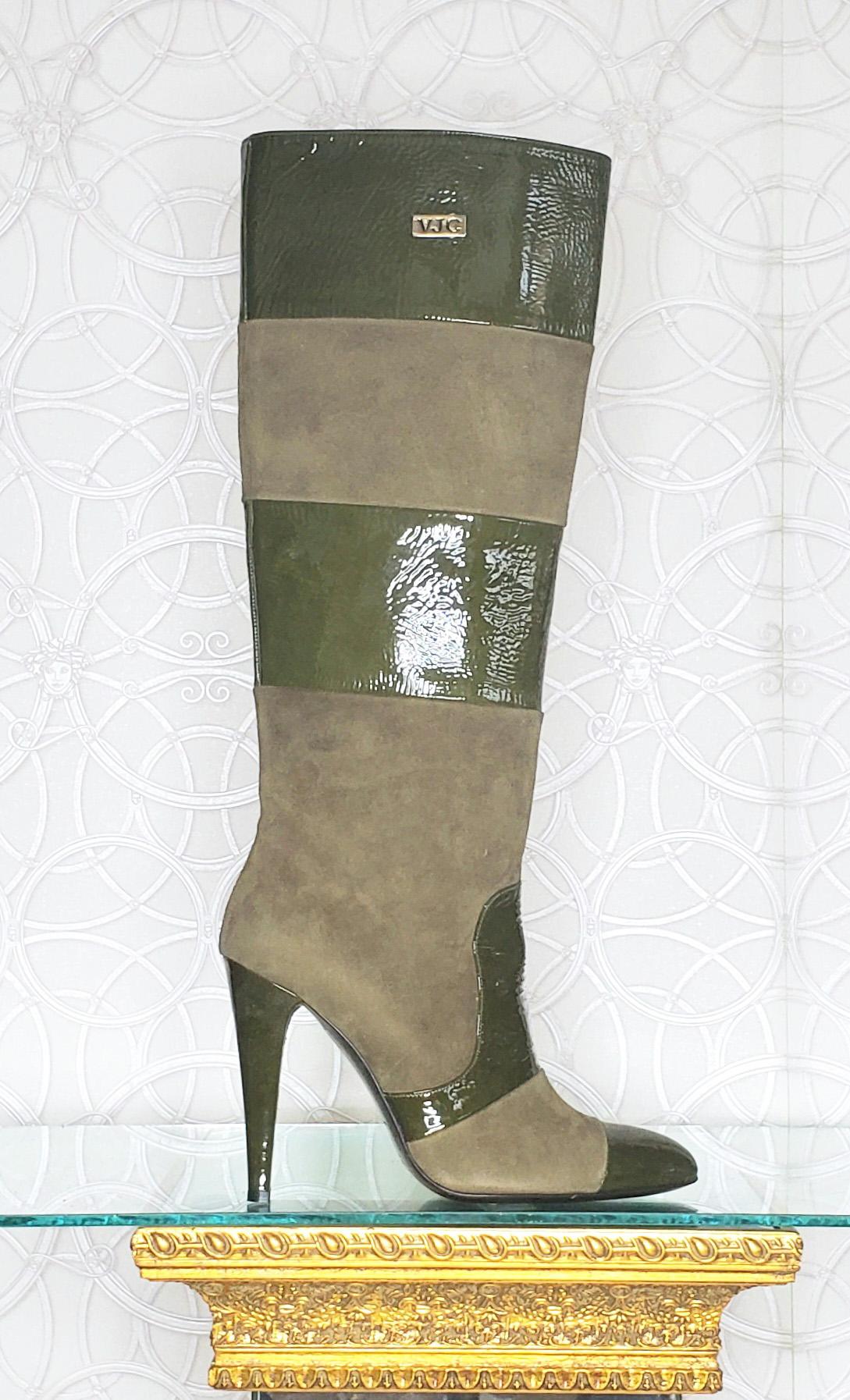 VERSACE VJC BOOTS



Green Suede and Patent leather boots with gold hardware


Content: 
100% Leather and Suede upper

lining: Smooth 100% gold leather 

Heel height: 4 1/2