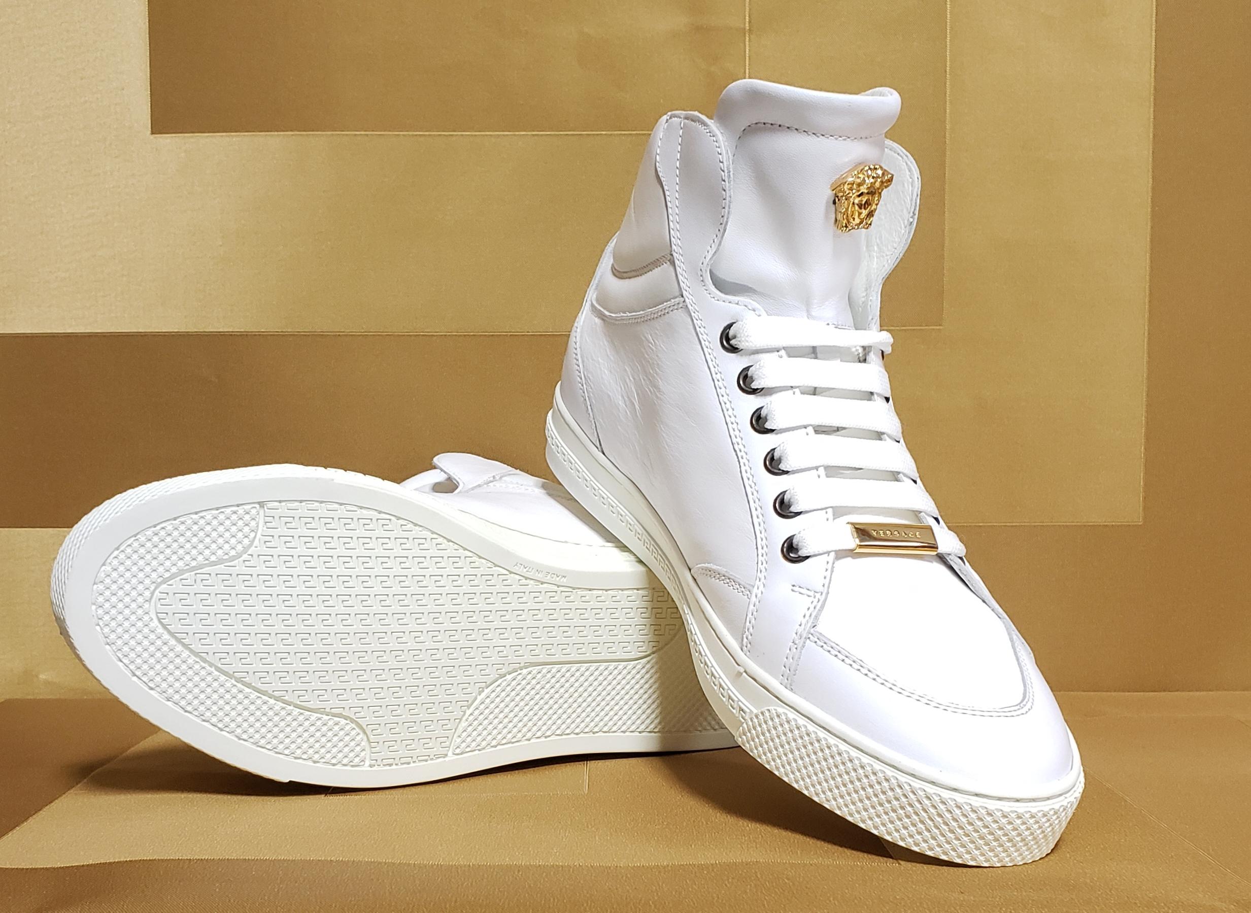 VERSACE

White Sneakers

White  leather, pin detail

EMBROIDERED GOLD MEDUSA

Leather lining
Rubber sole

Italian size is 39.5 - US 6.5

Comes with Versace box and authenticity card.

 100% authentic guarantee 

PLEASE VISIT OUR STORE FOR MORE GREAT