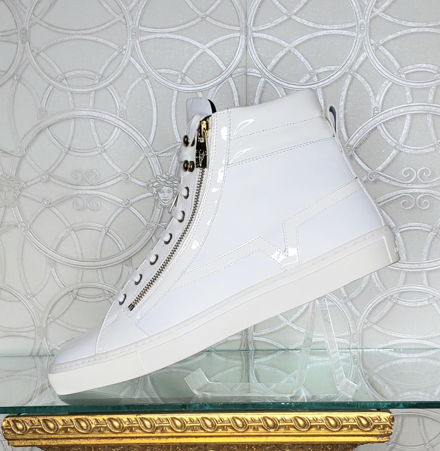 VERSACE Sneakers


White  leather, gold-tone hardware

Leather lining
       Rubber sole
Content: 100% leather

       Italian size is 44 - US 11
     Made in Italy
Brand new. Comes with Versace box and Versace signature dust bag.

 100% authentic