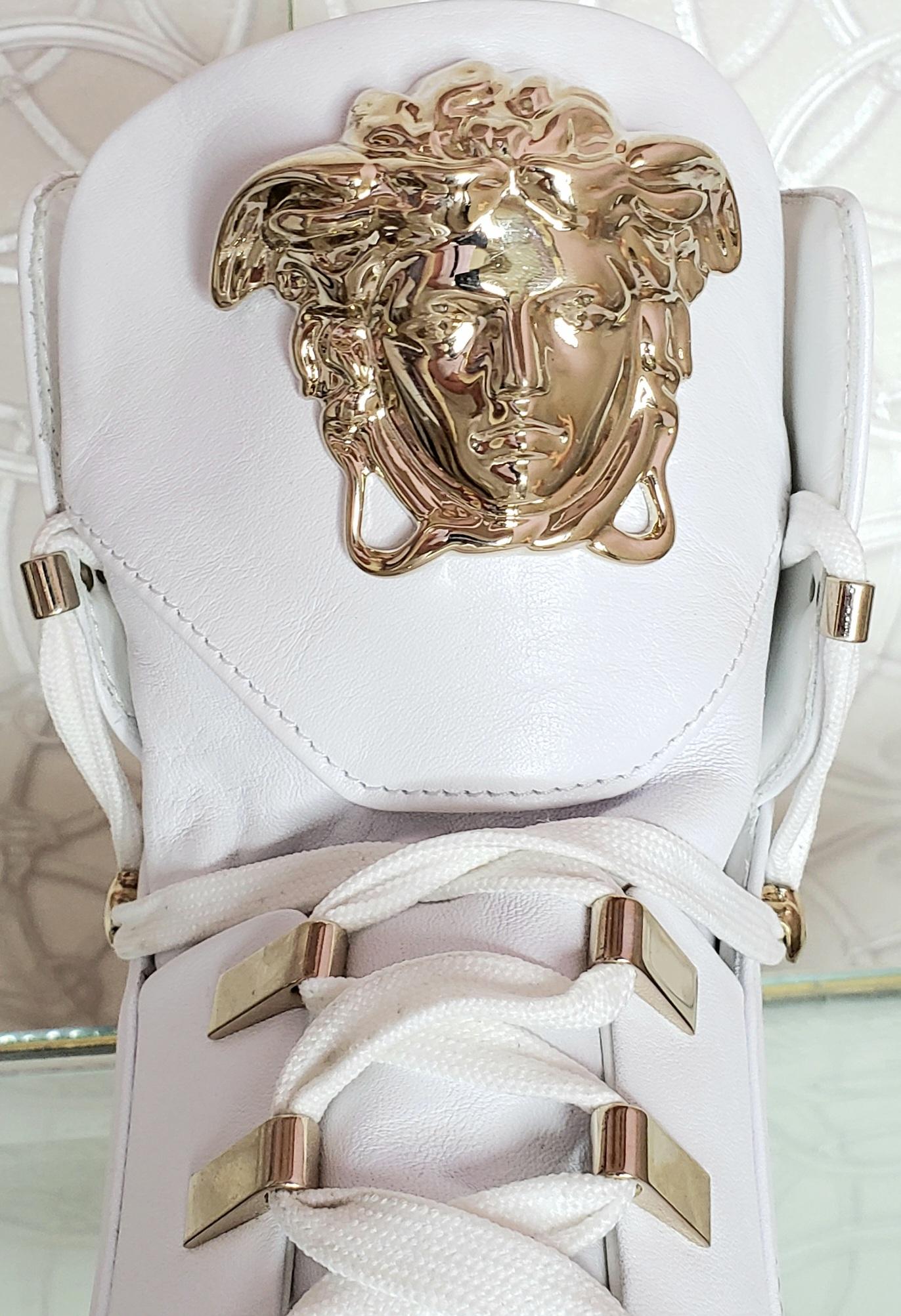 NEW VERSACE WHITE LEATHER SNEAKERS with 3D GOLD MEDUSA Sz 38 - 8 For Sale 4