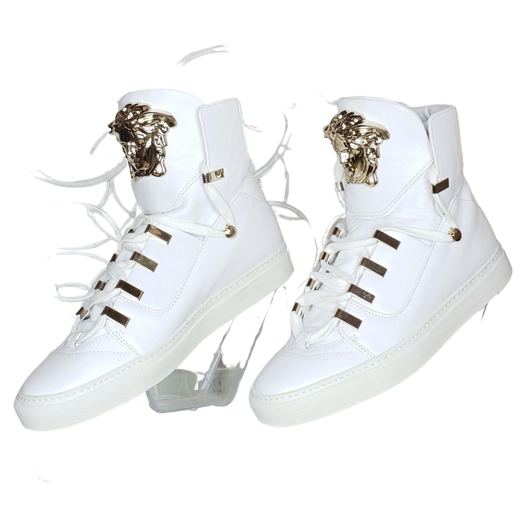 NEW VERSACE WHITE LEATHER SNEAKERS with 3D GOLD MEDUSA Sz 38 - 8 For Sale