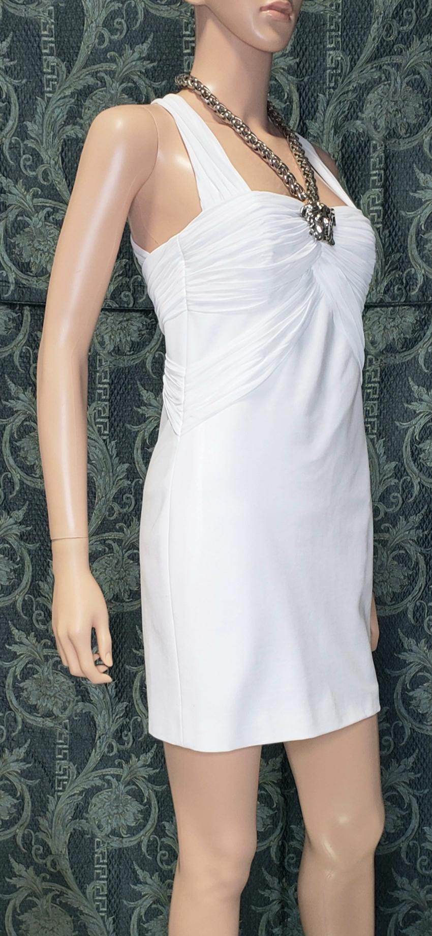 New VERSACE WHITE MEDUSA CHAIN DRESS 42 - 6 For Sale 2