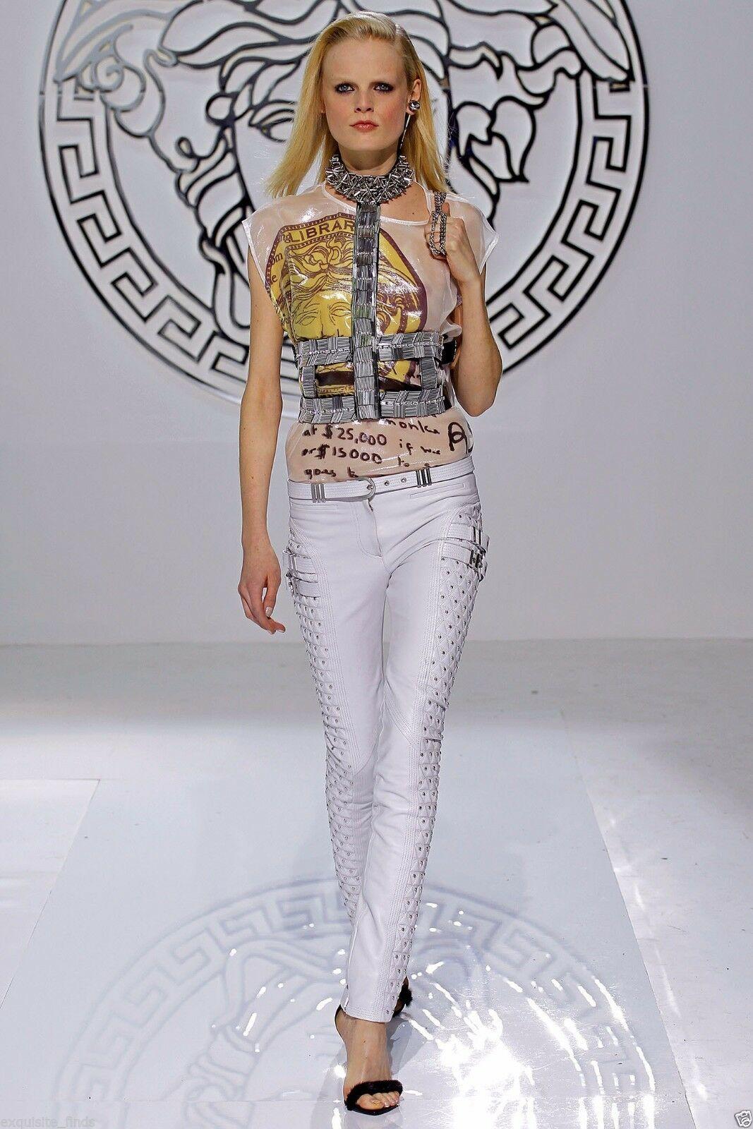 VERSACE 

Actual runway sample Fall/Winter 2013 Look # 37

White Motorcycle Leather Quilted pants 
Two front pockets


Zip closure


Silver tone hardware and Rivets


Content: 100% Leather
Lining: 96% rayon, 4% elastane

Size: 38 - 2 
39 1/2