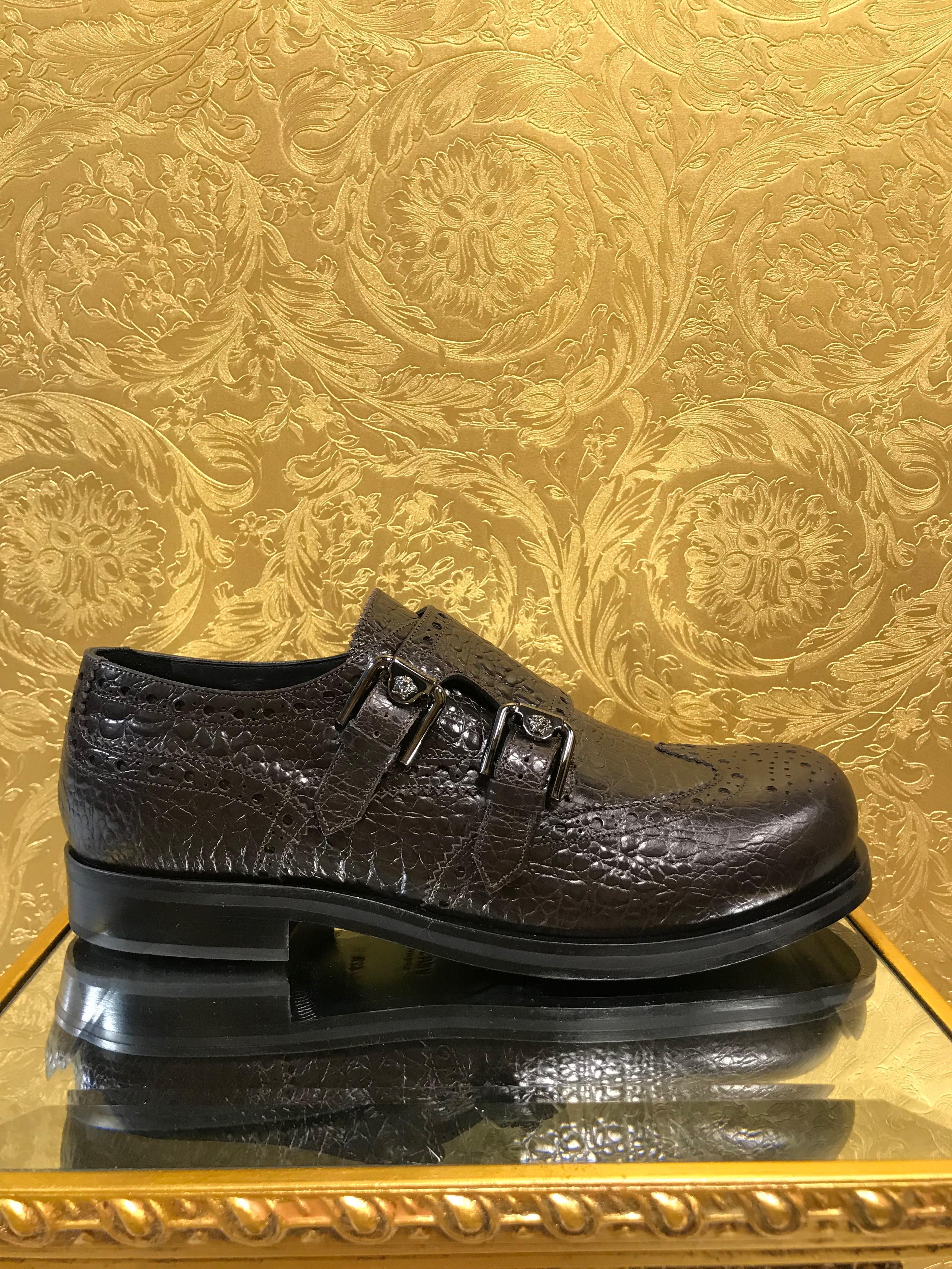 VERSACE

    WINGTIP DOUBLE MONKSTRAP 


Color: Dark Brown
      Content: 100% Leather
Crocodile print

Medusa detail
 
Leather lining

Leather Sole

   Italian Size is 42.5 - US 9.5
insole: 10 7/8