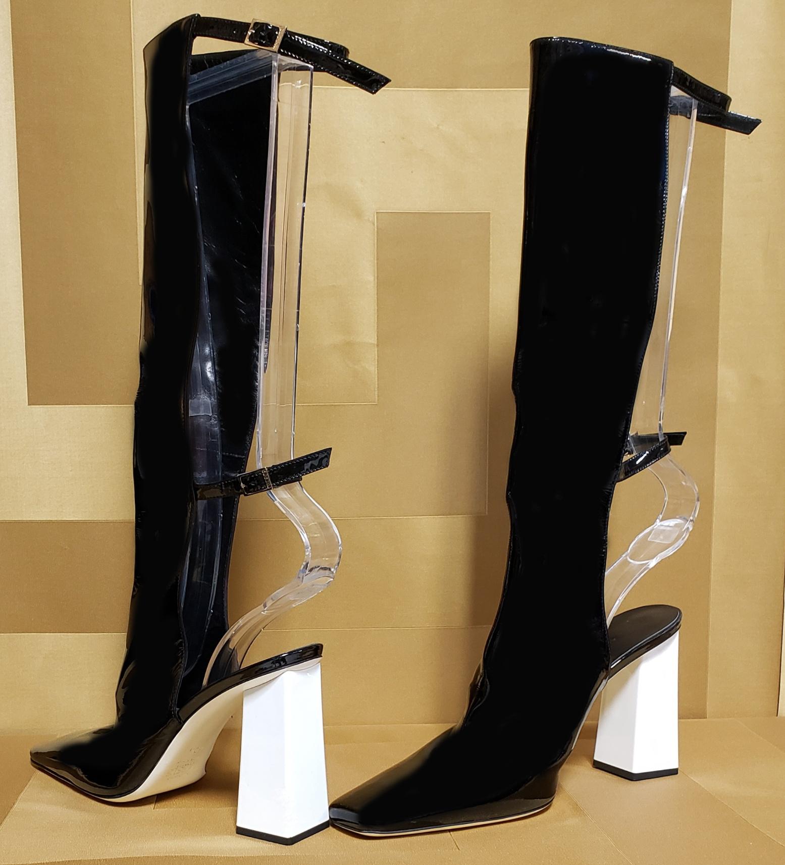 VERSUS VERSACE 




BLACK PATENT LEATHER BOOTS
two straps

square toe

 Content: 100% Patent Leather
Versace PR Company Runway Sample

 
IT Size 40.5 - US 10.5 run smaller

4 1/4