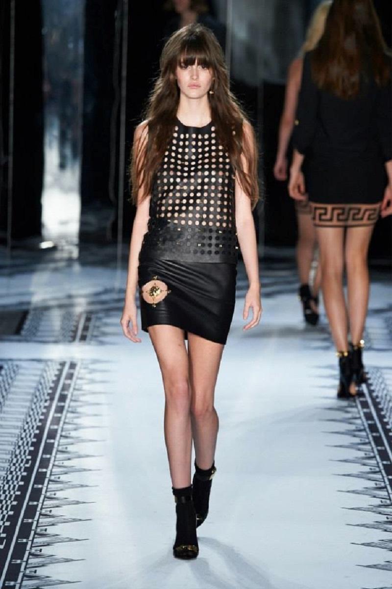 Versace Versace X Anthony Vaccarello Top in pelle nera impreziosito dalla passerella
Taglia stilista - 40
100% pelle, traforata, impreziosita da dettagli in metallo color oro.
Misure: Lunghezza - 23 pollici, busto, vita e fianchi - 36