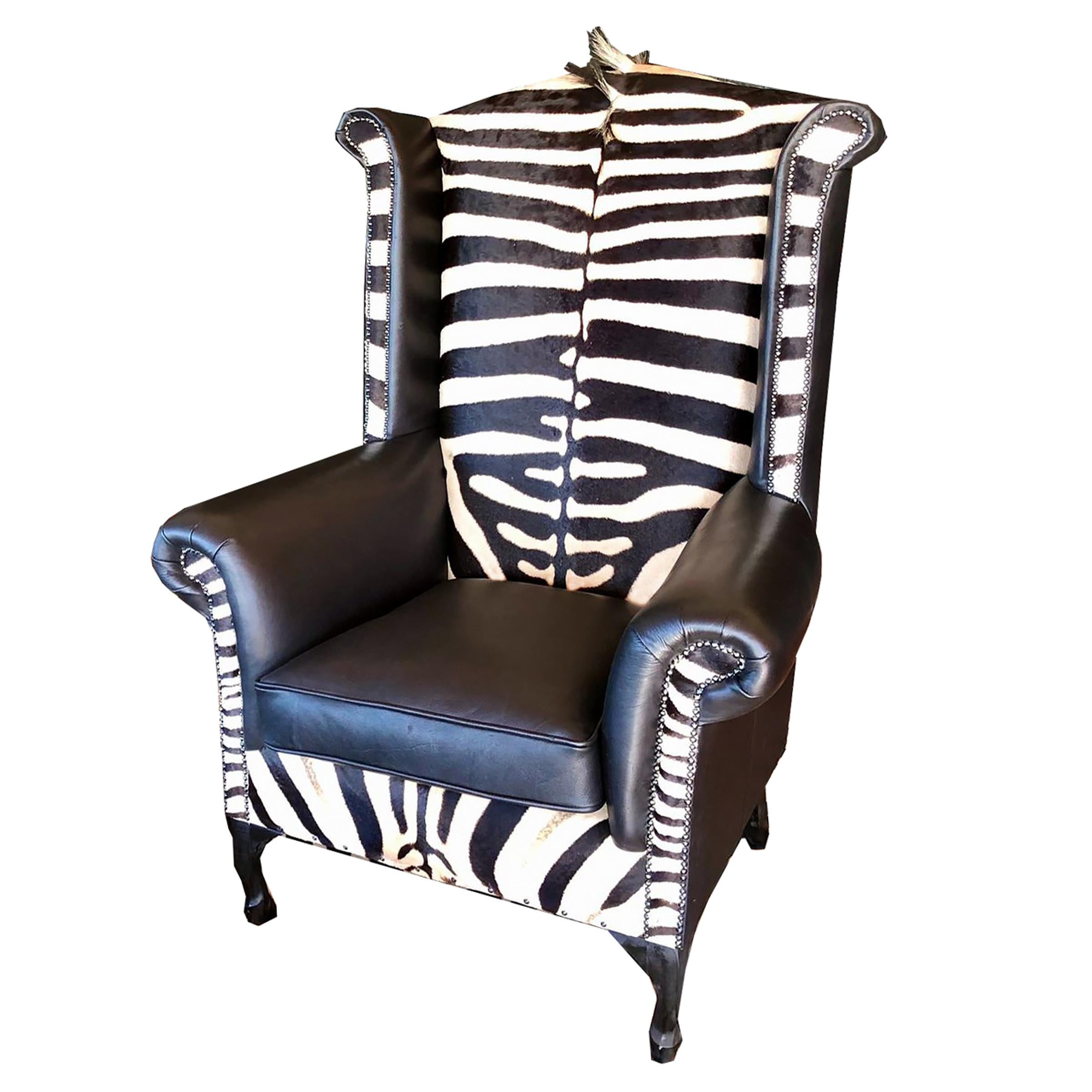 Fabriqué sur commande !!! Fauteuil à oreilles en peau de zèbre de Burchell (avec crinière) magnifiquement rembourré, en cuir végétal, qui s'intègre de façon spectaculaire dans presque tous les intérieurs. Le délai de production de cette chaise avec