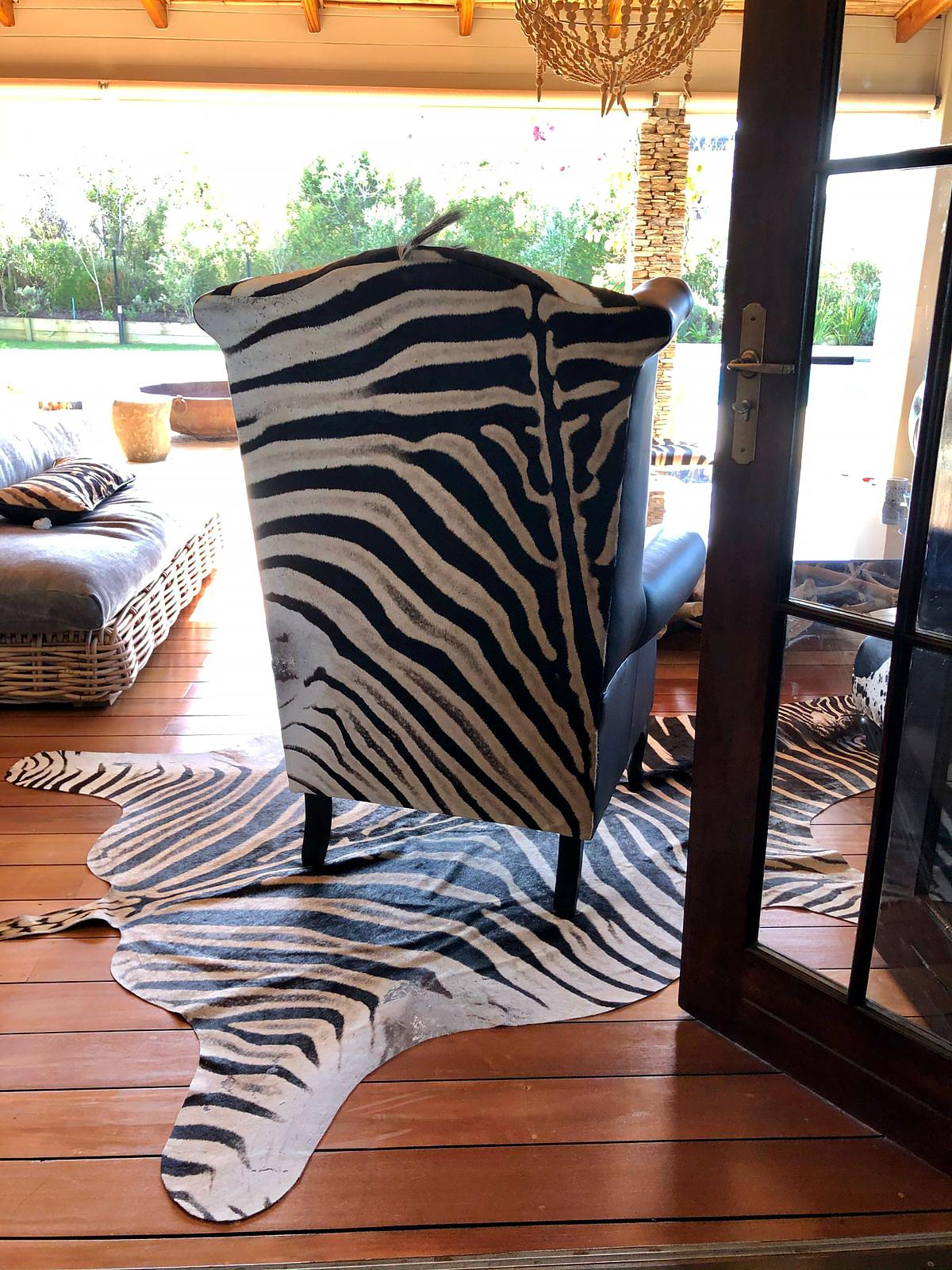 XXIe siècle et contemporain New Victorian Style Zebra Skin Upholstering Chair Furniture with Wingback Design (Chaise tapissée en peau de zèbre) en vente