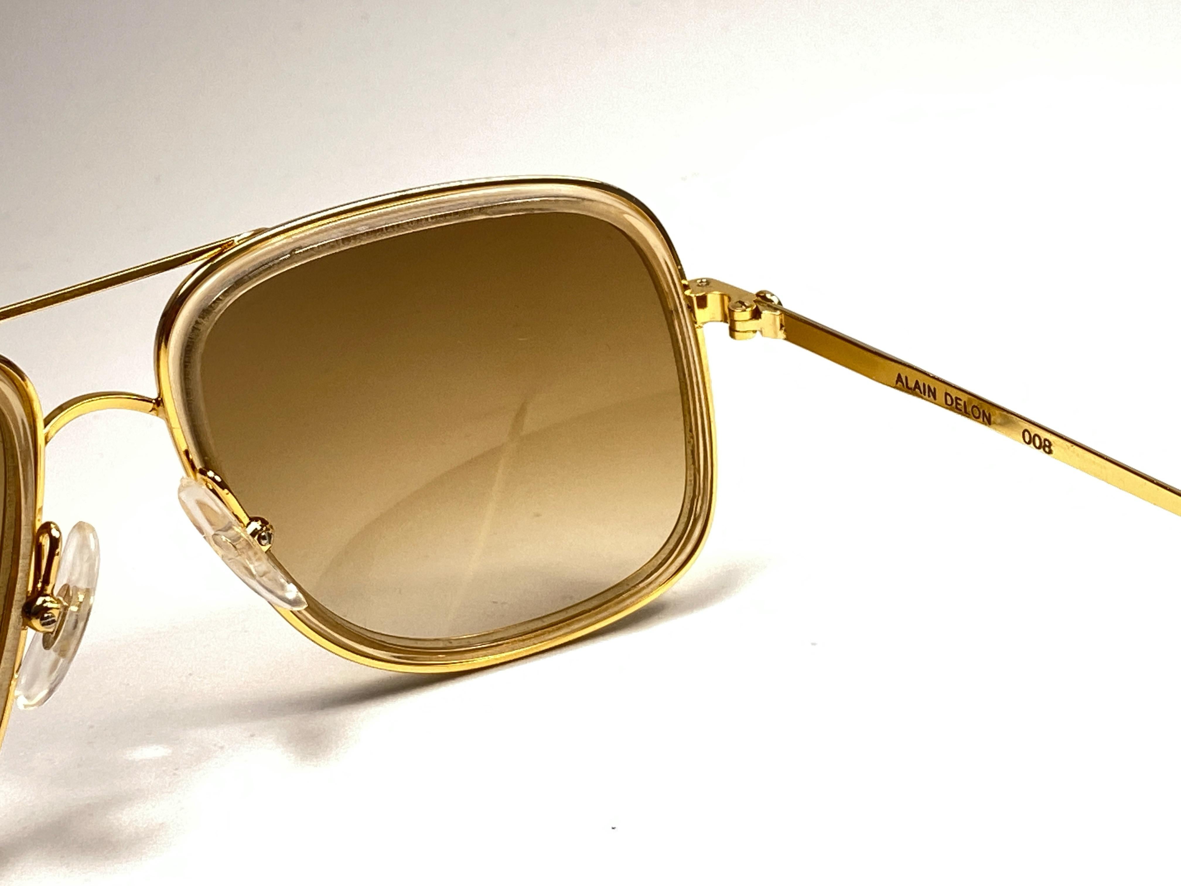 New vintage Alain Delon sunglasses.

Oversized gold with translucent details frame holding a pair of spotless brown gradient lenses.   

New, never worn or displayed. 

 Made in Italy.

MEASUREMENTS 



FRONT : 14 CMS

LENS HEIGHT : 4.5 CMS

LENS
