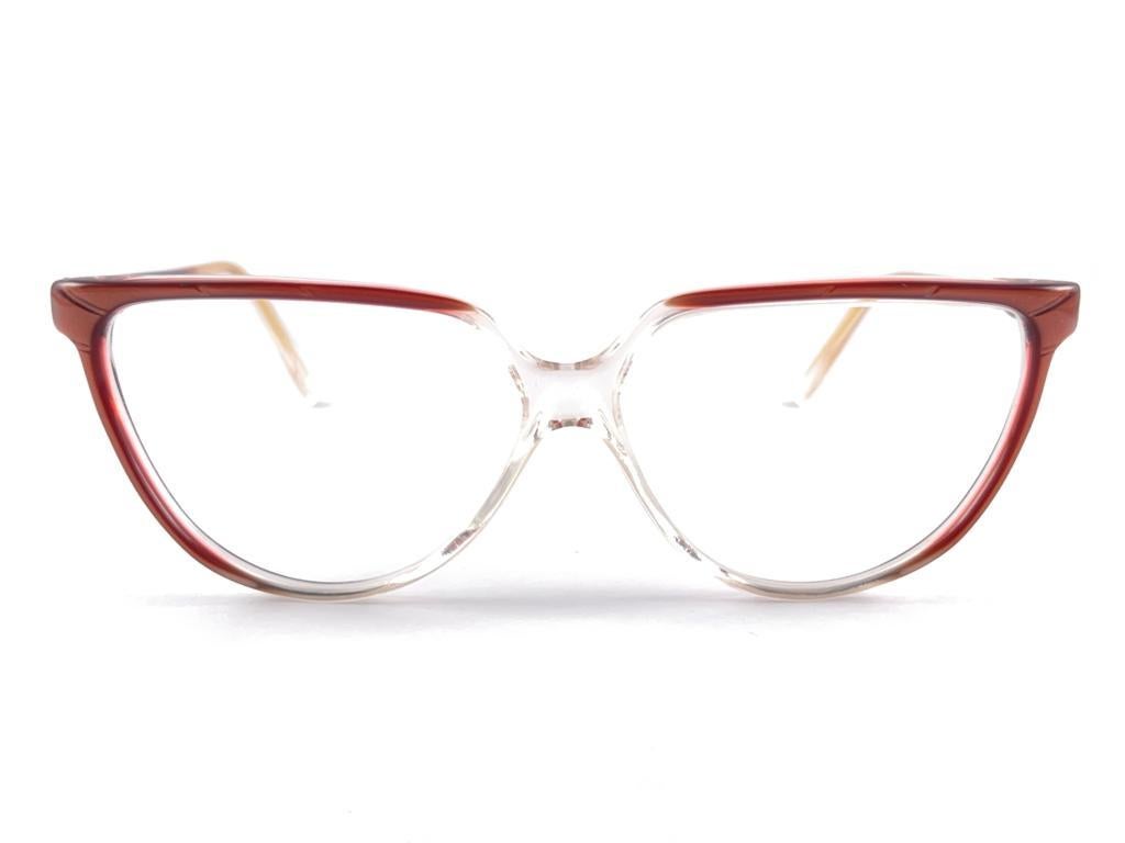  
 

New Vintage Alain Delon Romi 606 Rx Glasses

Monture translucide élégante et intemporelle, prête à recevoir vos verres correcteurs. 

Neuf, jamais porté ni exposé, il peut présenter de légers signes d'usure dus au stockage.





Fabriqué en