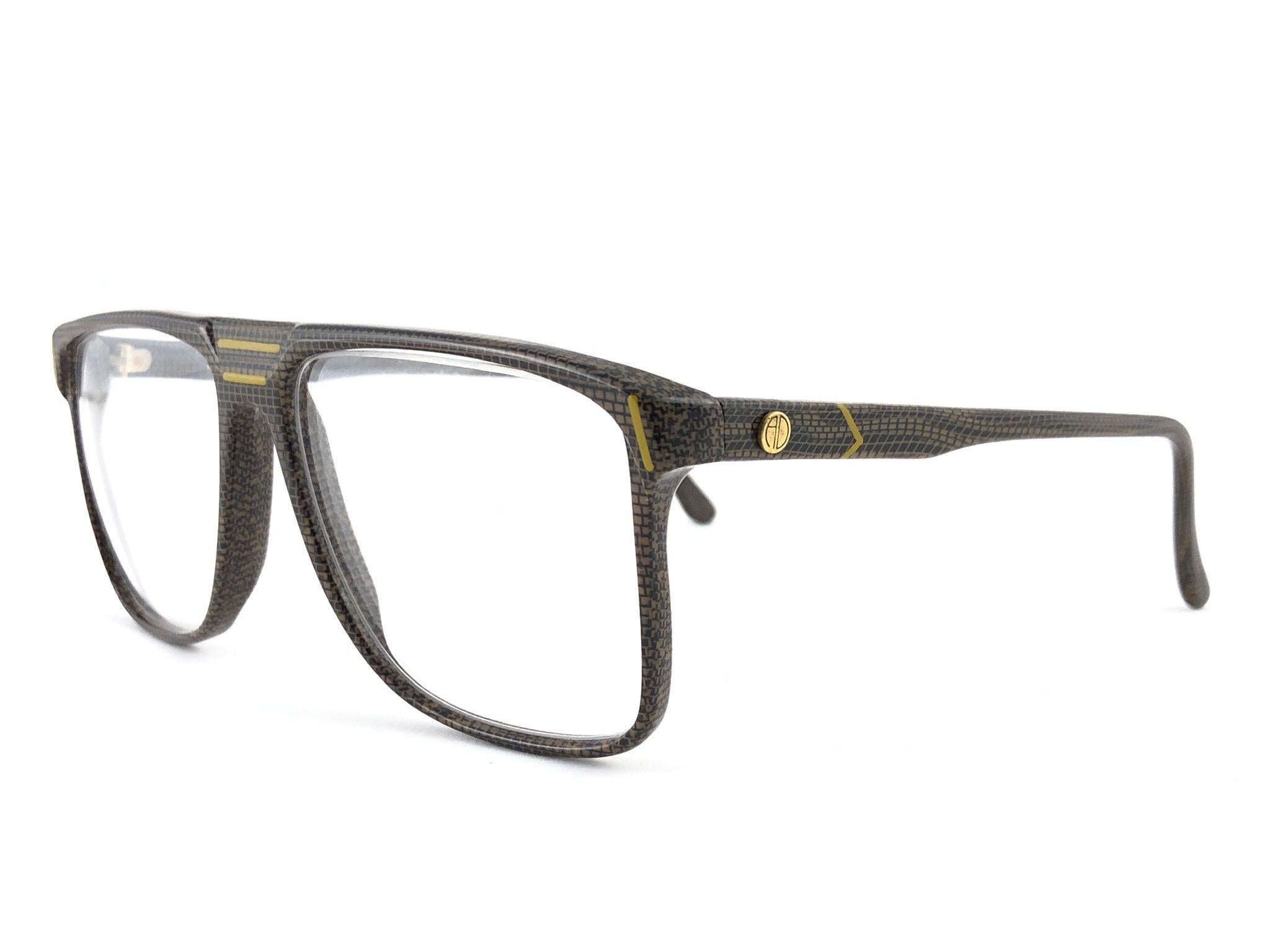 New vintage Alain Delon RX Glasses

Classy and timeless Snake pattern frame ready for your prescription lenses. 

New, never worn or displayed, it may show minor sign of wear due to storage

 Made in Italy.

MEASUREMENTS 



FRONT : 13.5  CMS

LENS