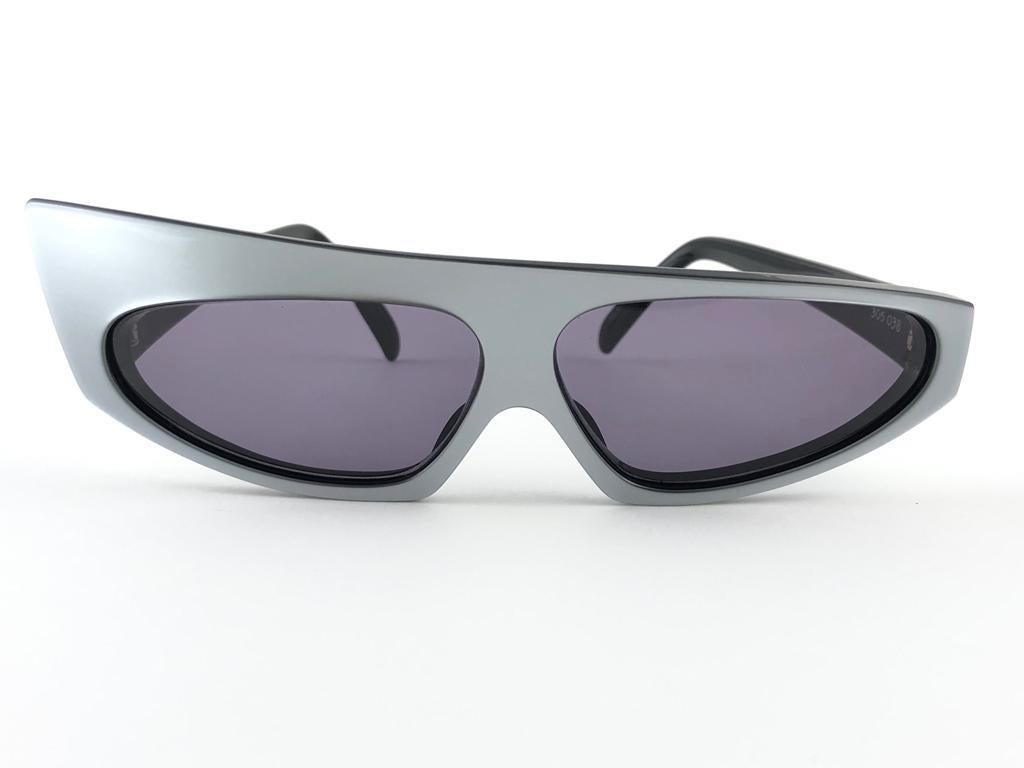 Alain Mikli - Lunettes de soleil vintage grises spatiales, fabriquées en France, années 1980, état neuf en vente 5