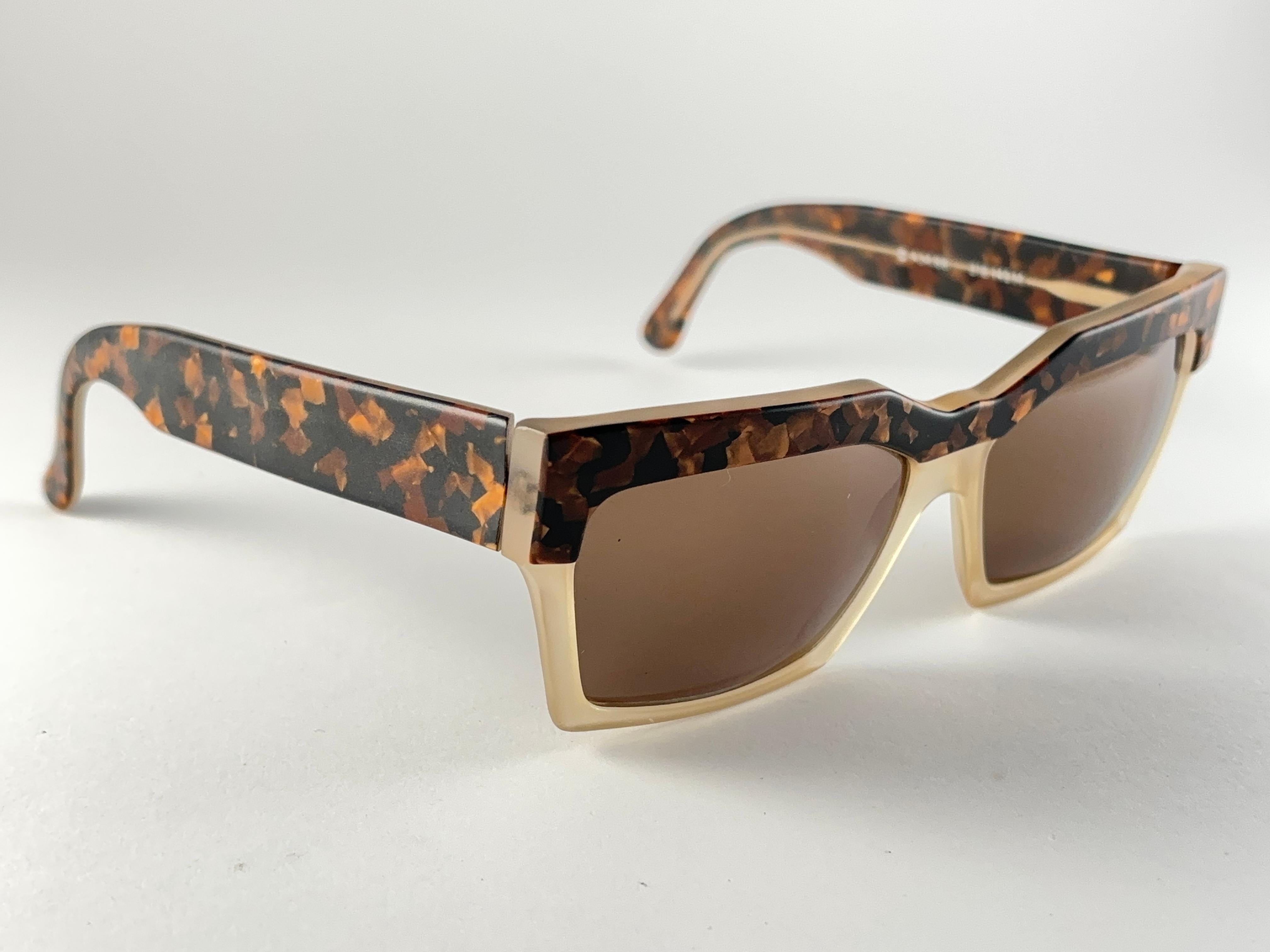 

New Vintage Alain Mikli Stunning Marbled Frame.

Spotless Solid Brown Lenses.

Please Consider That This Item Is Nearly 40 Years Old So It Could Show Minor Sign Of Wear Due To Storage.



Made In France 



Front                                   