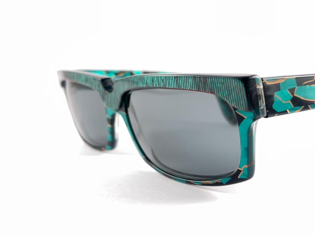 

New Vintage Alain Mikli Stunning Iridescent Green And Black Marbled Frame.

Spotless Medium Grey Lenses.

Please Consider That This Item Is Nearly 40 Years Old So It Could Show Minor Sign Of Wear Due To Storage.



Made In France 



Front        