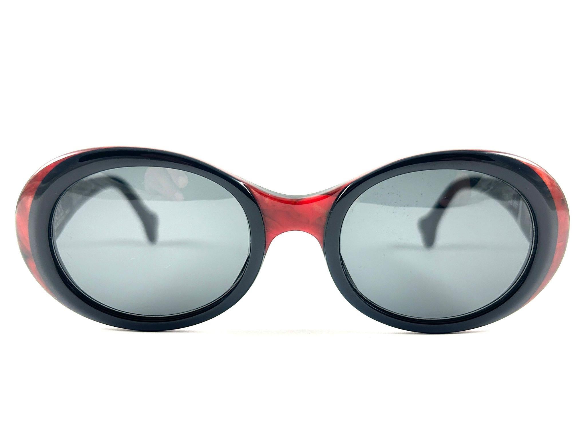 New Vintage Alain Mikli in black and red with bone shaped temples.

Rare item in new and unworn condition. Spotless smoke grey lenses.

Please consider that this item is nearly 40 years old so it could show minor sign of wear due to storage.

Made