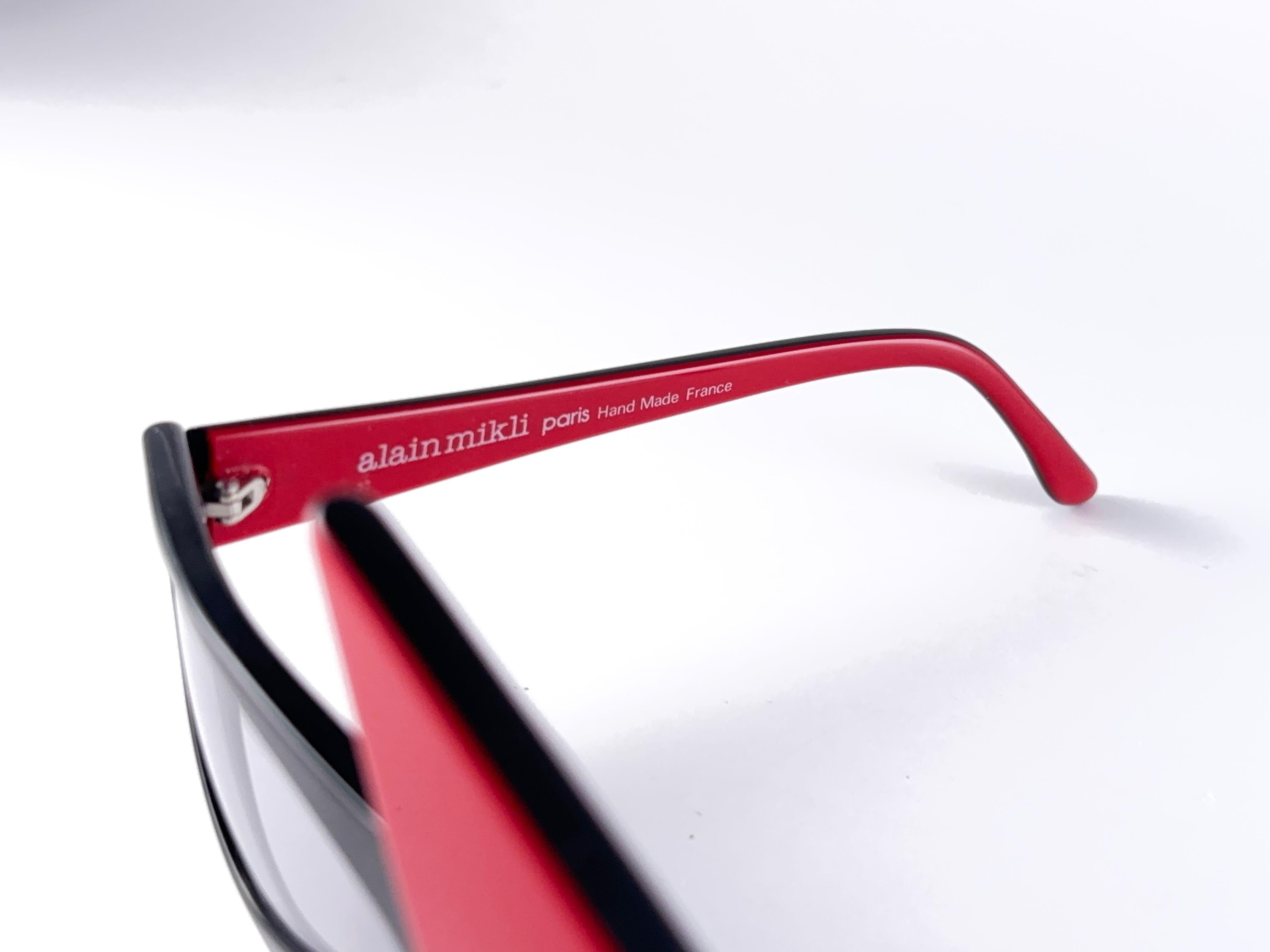 Neue Vintage Alain Mikli zwei Tone schwarz & rot Made in France Sonnenbrille 1980er Jahre im Zustand „Neu“ im Angebot in Baleares, Baleares