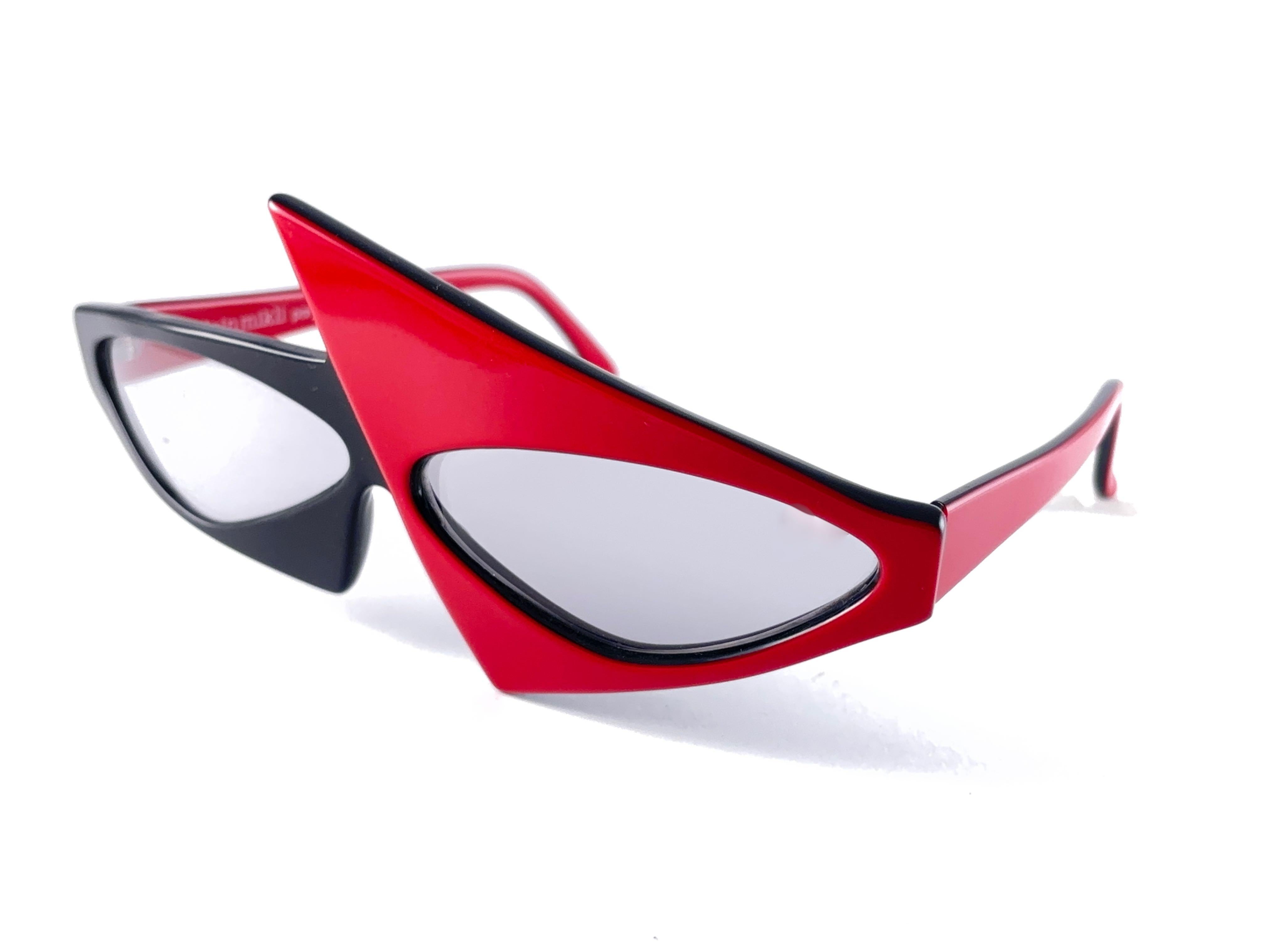 Neue Vintage Alain Mikli zwei Tone schwarz & rot Made in France Sonnenbrille 1980er Jahre für Damen oder Herren im Angebot