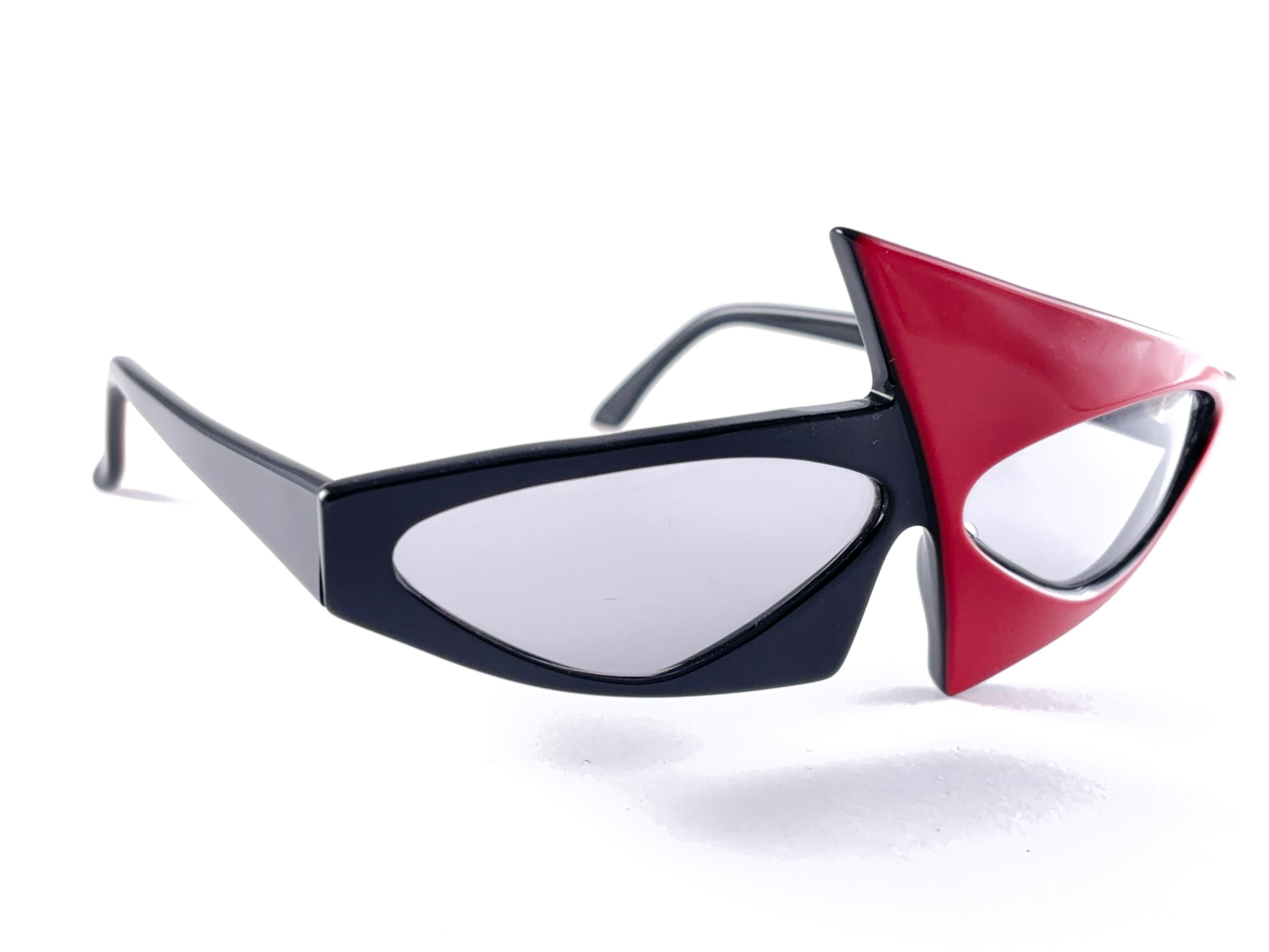 Neue Vintage Alain Mikli zwei Tone schwarz & rot Made in France Sonnenbrille 1980er Jahre im Angebot 1