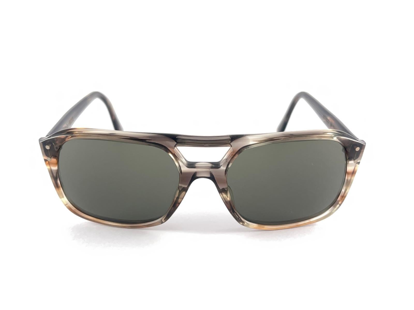 New Vintage American Optical Aerius Oversized Pilot Frame.
Lentilles grises.
Cet article peut présenter de légers signes d'usure dus à plus de 40 ans de stockage.


Fabriqué en Usa


Avant                                      14 Cms 
Hauteur de