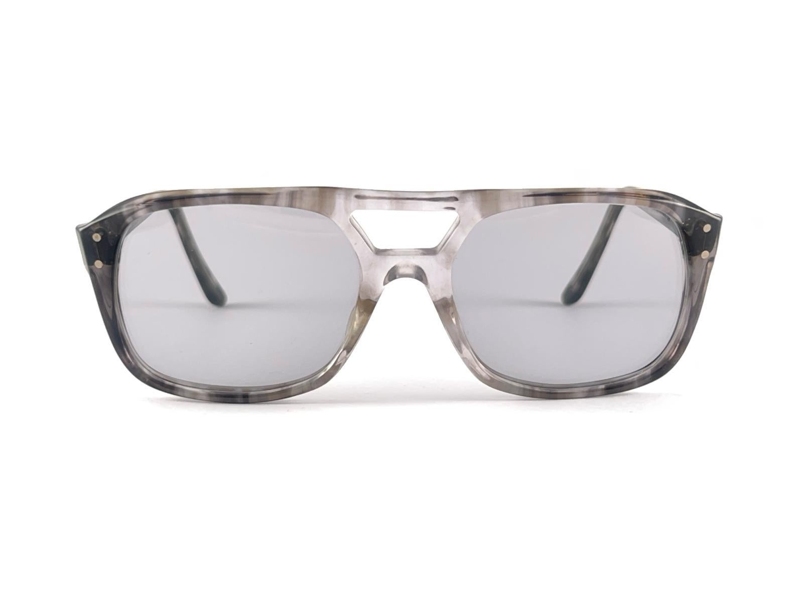 New Vintage American Optical Aerius Oversized Pilot Frame.
Light Grey lenses.
This item may show minor sign of wear due to more than 40 years of storage


Made In Usa


Front                                      14 Cms 
Lens Height                  