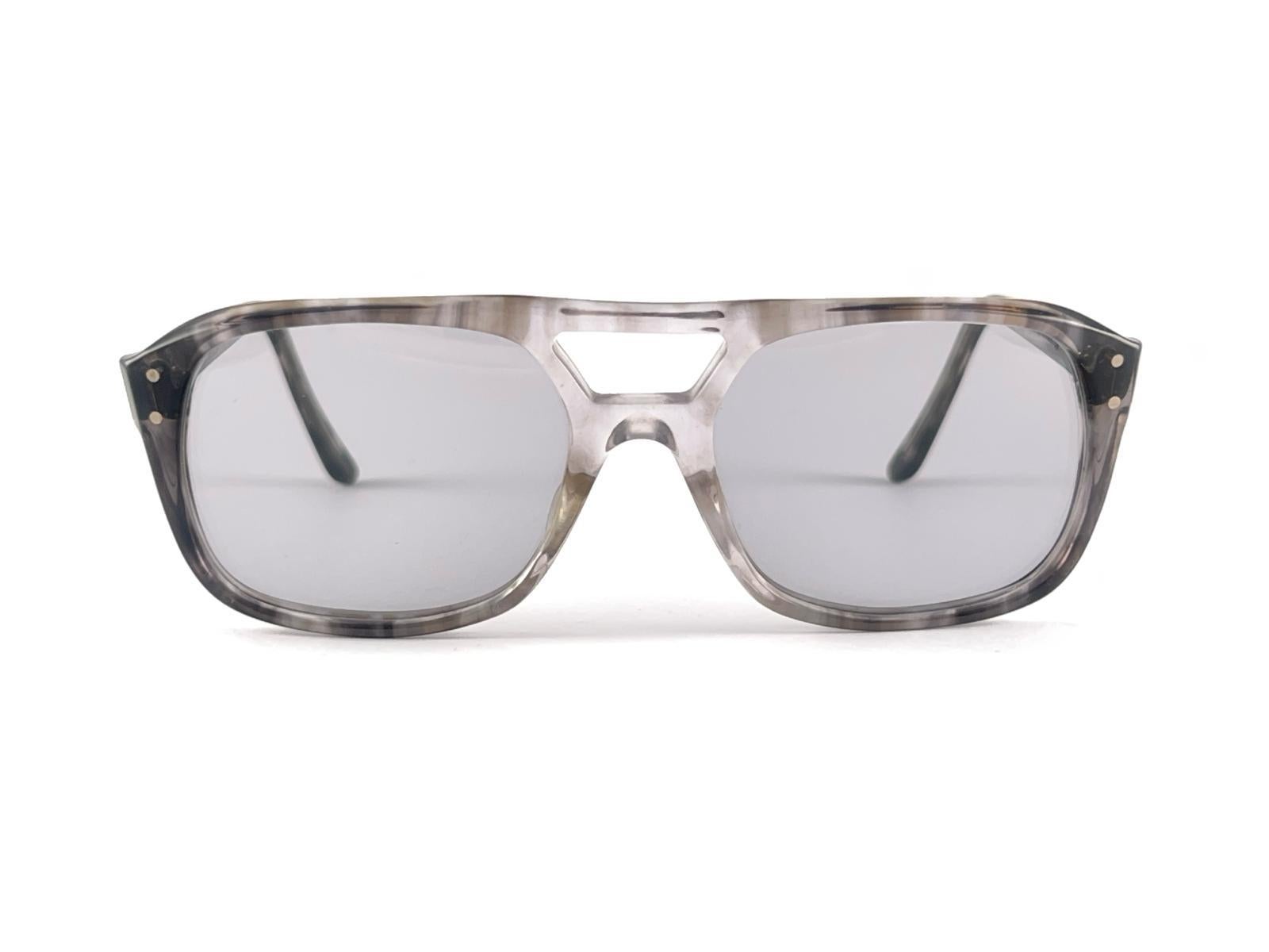 Nueva montura Vintage American Optical Aerius Oversized Pilot.
Lentes de color gris claro.
Este artículo puede mostrar pequeños signos de desgaste debido a más de 40 años de almacenamiento


Fabricado en EE.UU


Frente                               