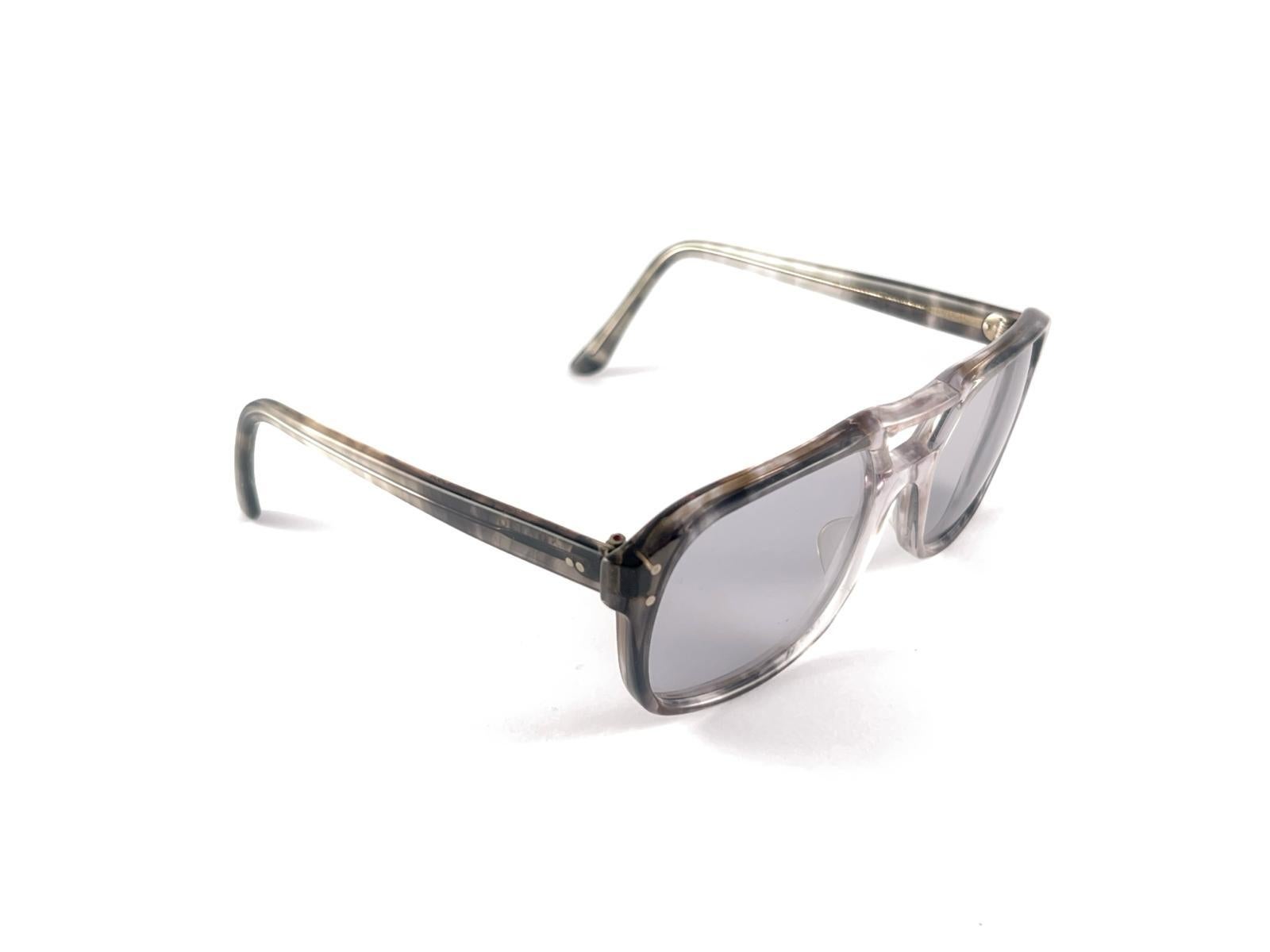 Femenino o masculino Nuevo Vintage American Optical Aerius Translucent Pilot Gafas de sol Made in Usa en venta
