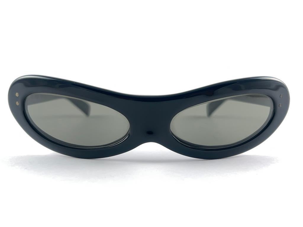 Vintage Midcentury American Optical Black Frame, Worn By JFK, First Man On The Moon and Many more Icons this Brand Is The Responsible For Some Of The Most Iconic Sunglasses In History

New Never Worn Or Display, This Item May Show Minor Sign Of Wear