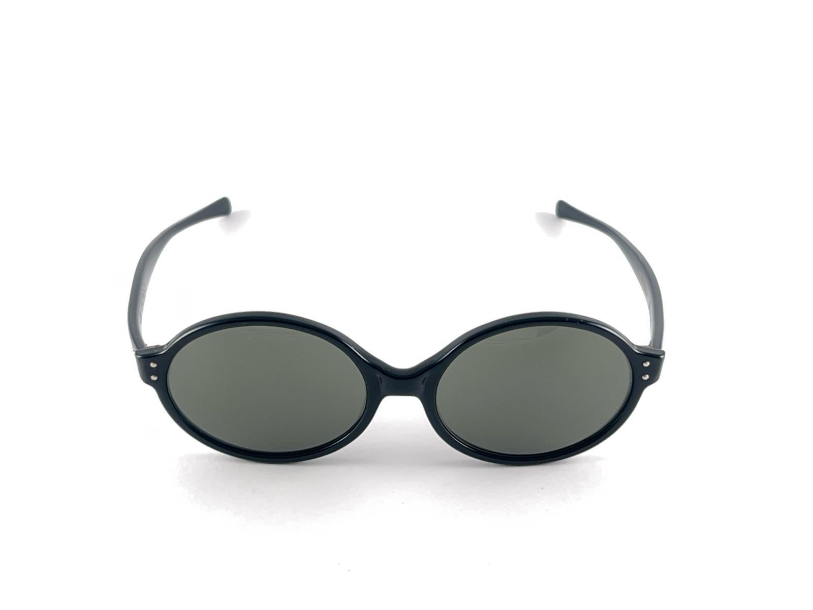 
New Vintage Midcentury American Optical Black Frame
This Brand Is The Responsible For Some Of The Most Iconic Sunglasses In History
New Never Worn Or Display, This Item May Show Minor Sign Of Wear Due To Storage



Made In Usa


Front              