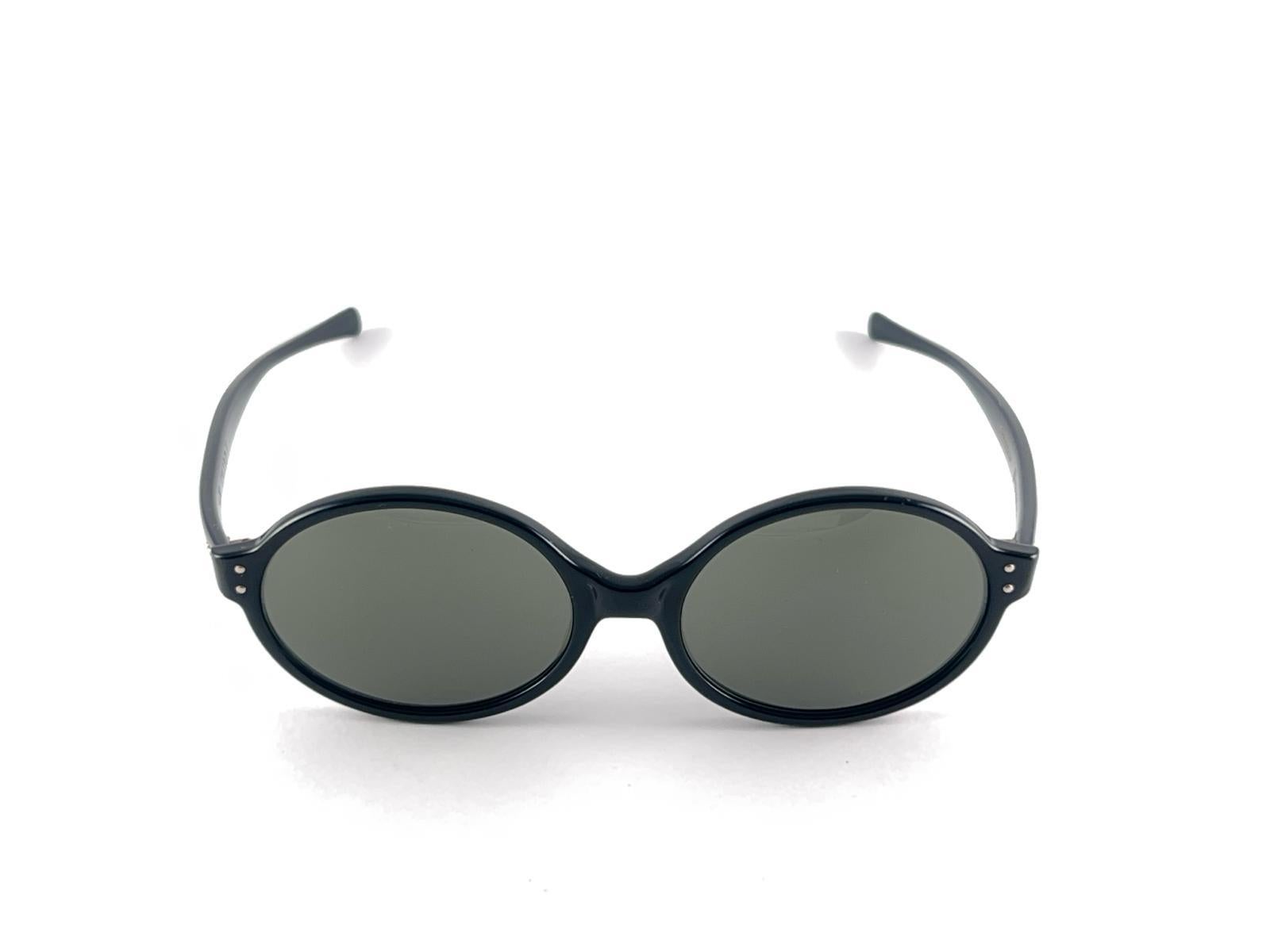 
New Vintage Midcentury American Optical Telaio nero
Questo marchio è responsabile di alcuni degli occhiali da sole più iconici della storia
Nuovo, mai indossato o esposto, questo articolo può presentare lievi segni di usura dovuti alla