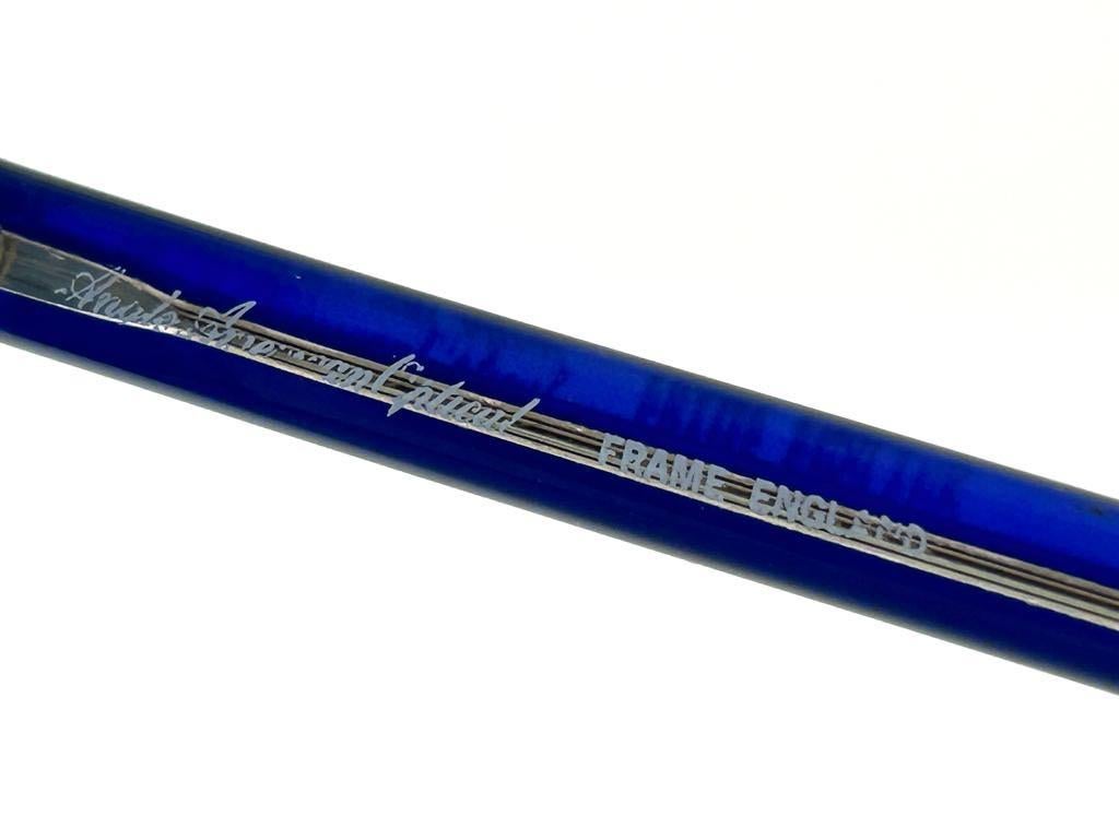 Nouvelles lunettes de soleil vintage anglo-américaines bleu cobalt Mod 101, 1980 en vente 3