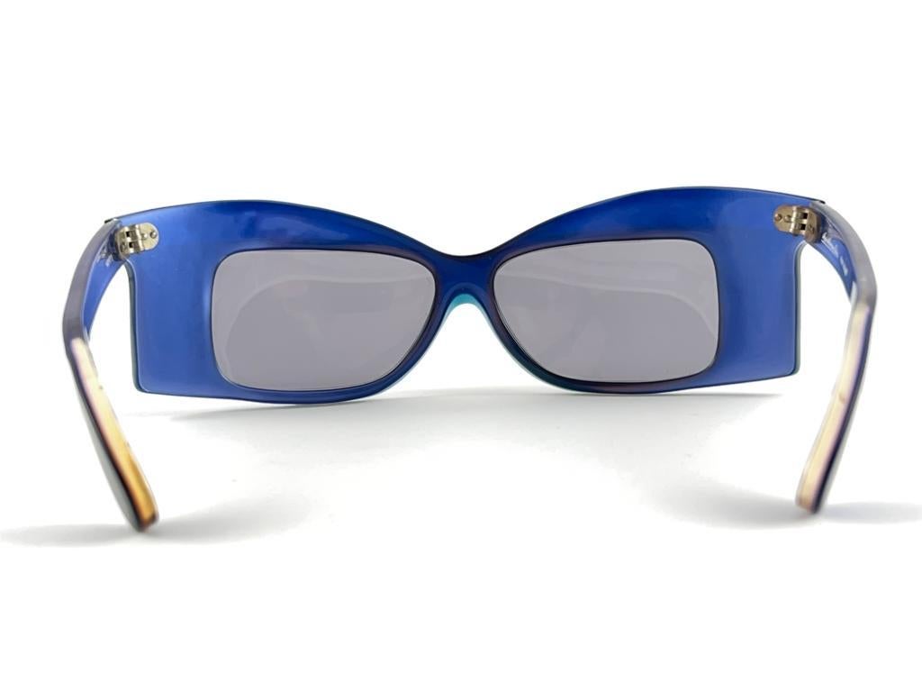 Anglo-amerikanische kobaltblaue Wickel-Sonnenbrille 1980 im Angebot 1