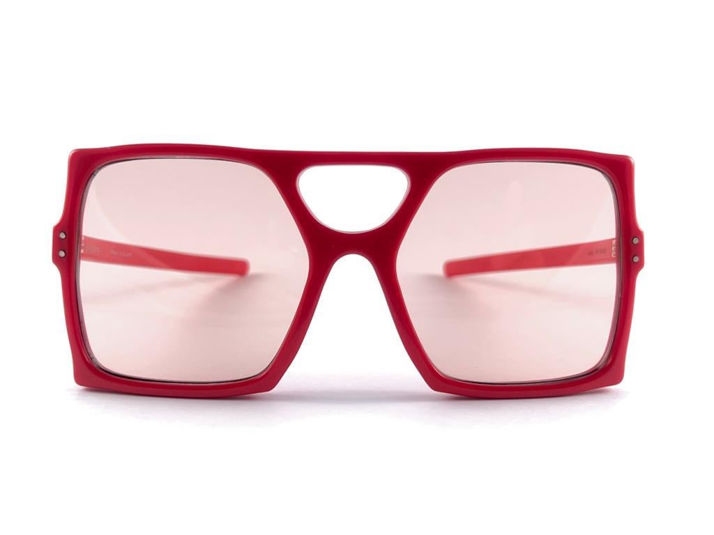 

New Vintage Anglo American Eyewear Oversized Red Sunglasses With Light Pink Lenses 

Cet article peut présenter des signes mineurs d'usure dus au stockage.  

Nouveau, jamais porté ni exposé. 


Fabriqué en Angleterre dans les années