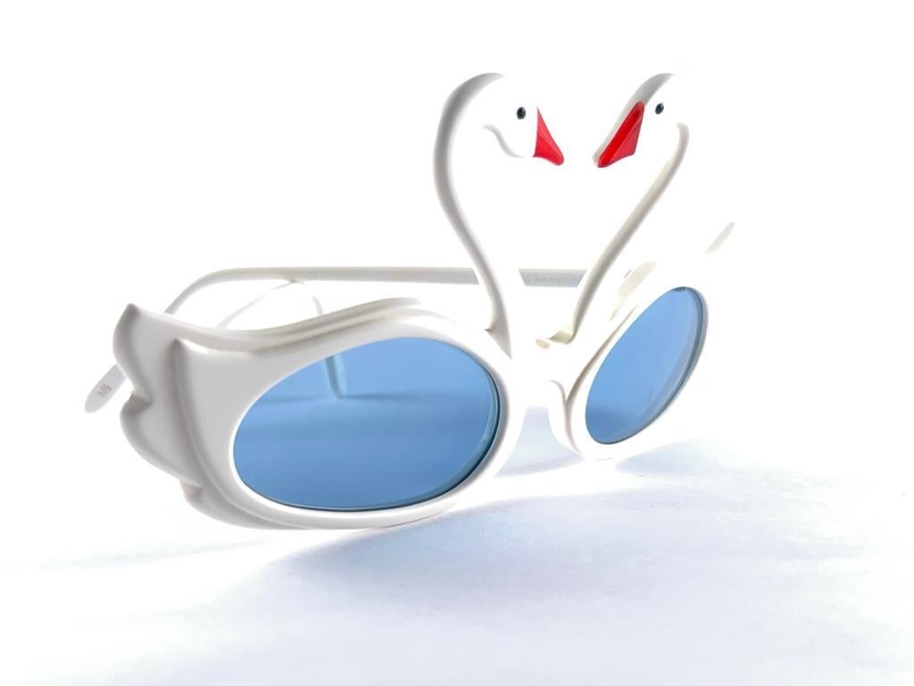 Eine Sonnenbrille mit hohem Sammlerwert, signiert von English Anglo American Optical.

New Vintage Anglo American Eyewear Schwäne akzentuiert weißen Rahmen Sonnenbrillen mit Medium Baby blauen Gläsern 1970'S Handmade. 

Dieser Artikel kann aufgrund