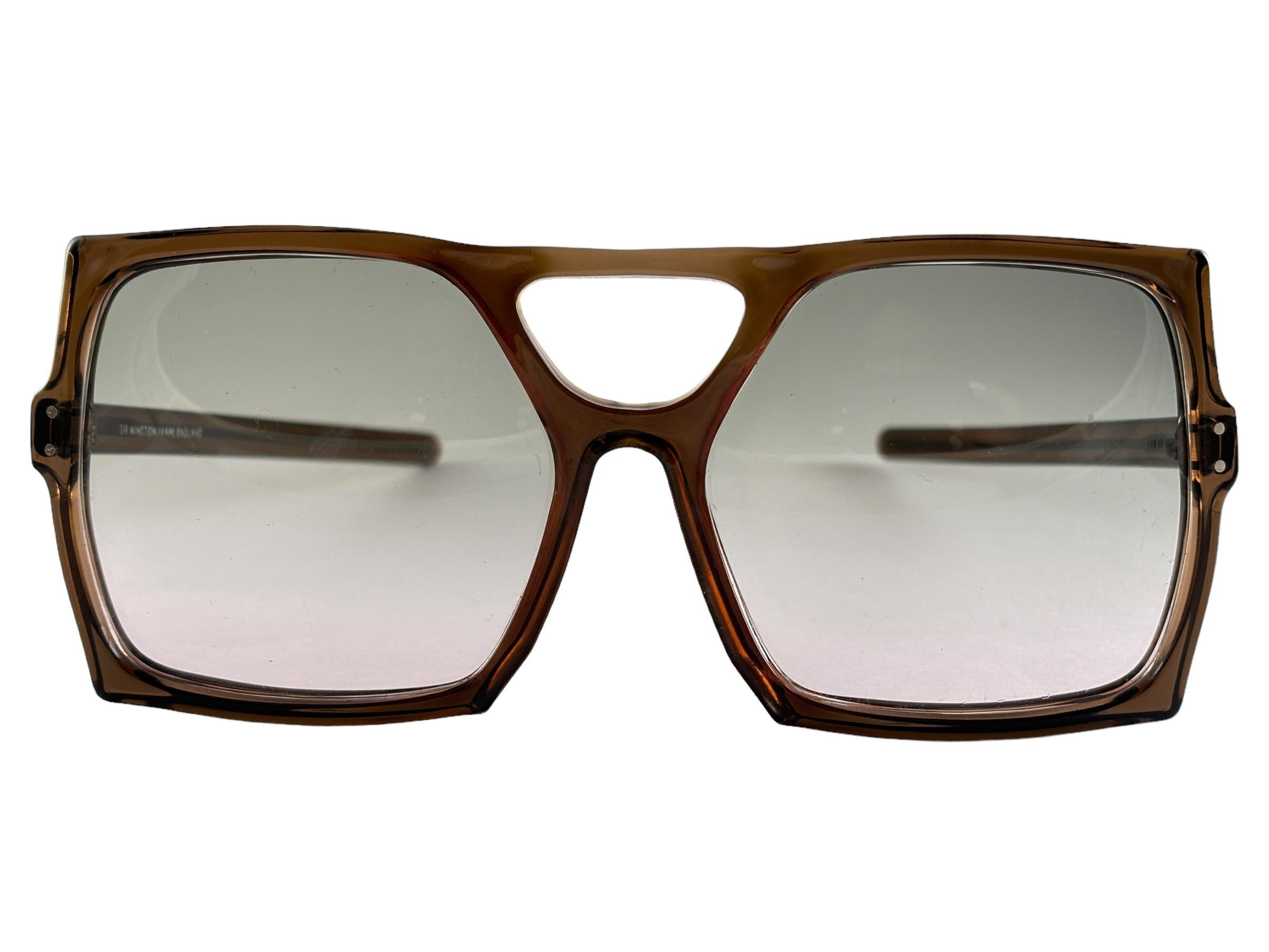 Lunettes de soleil de grande collection signées par English Anglo American Optical pour Sir Winston.

Monture extra large avec des verres clairs dégradés.  
Neuf, jamais porté ou exposé. 
Cette paire peut présenter des signes d'usure mineurs dus au