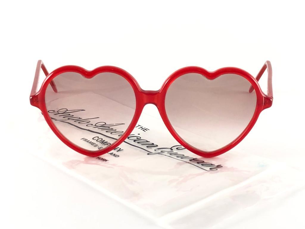 Highly collectable sunglasses signed by English Anglo American Optical heart shape red frame.
 
Unique Frame holding a pair of light gradient amber lenses.  

This pair could show minor sign of wear due to storage. Made in England.


FRONT :        