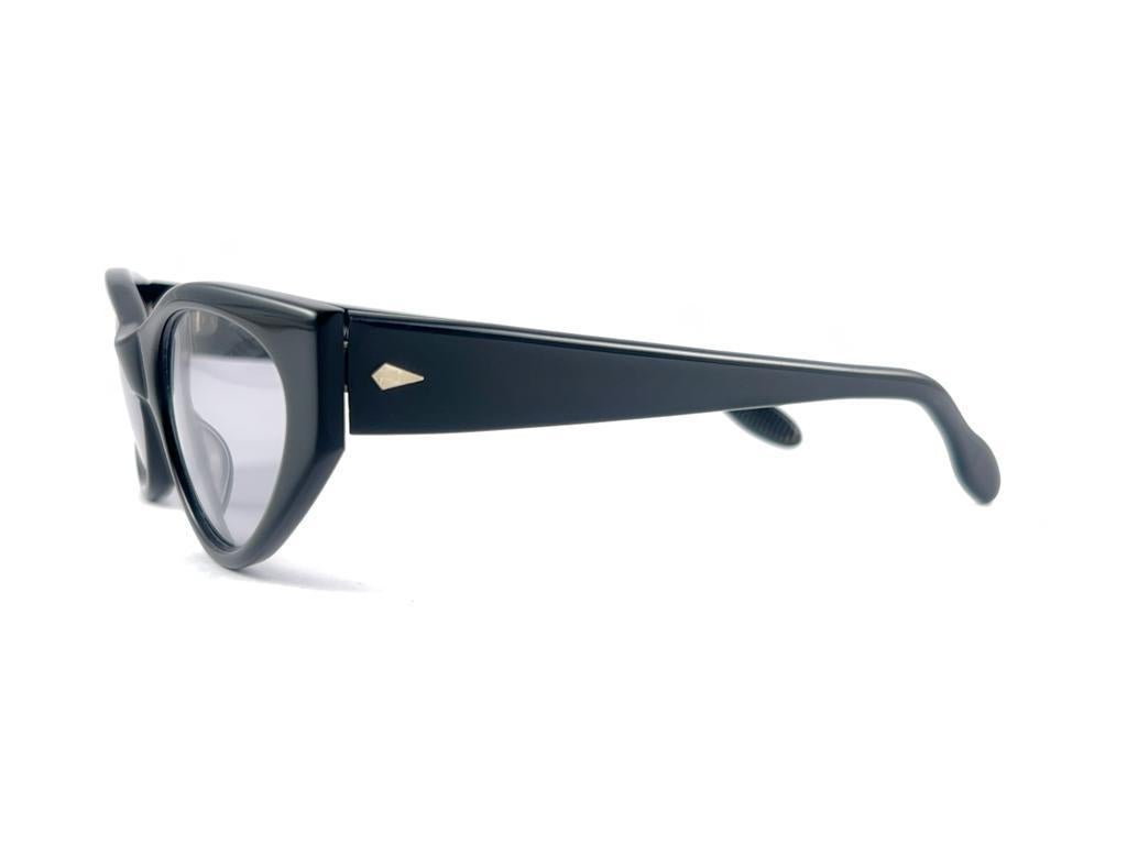 New Vintage Black Cat Eye Frame Holding A Pair of Light Grey Lenses Sunglasses

Nouveau, jamais porté ni exposé !

Cet article peut présenter des signes mineurs d'usure dus au stockage.



Fabriqué en France



Avant                                 