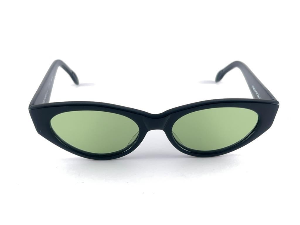 New Vintage Black Cat Eye Frame Holding A Pair Of Flat Green Lenses Sunglasses

New, Never Worn Or Display, But On Left Temple The Anglo American Label Has Erased Due To Storage And Pass Of Time


Made In France



Front                             