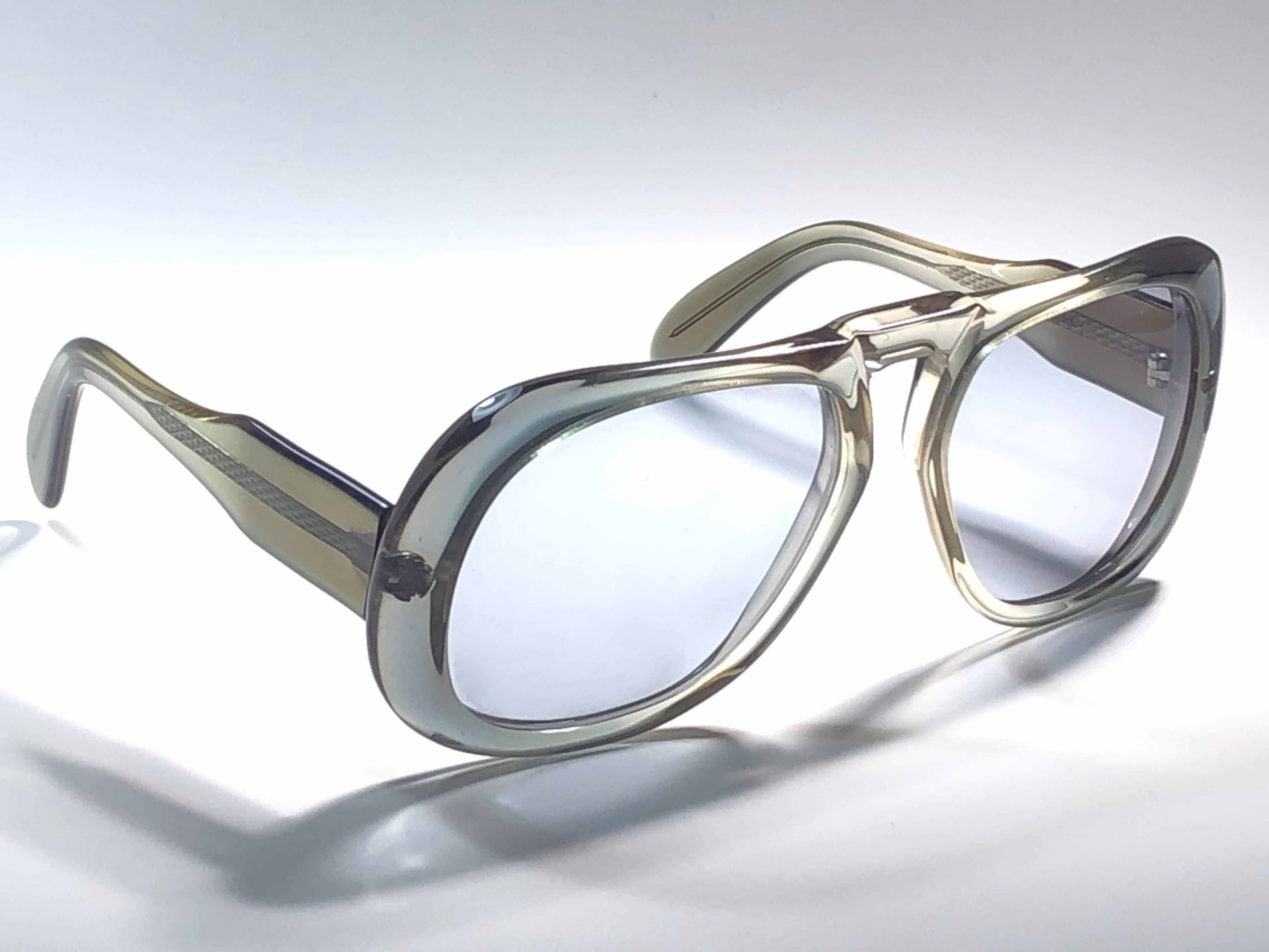 New vintage Atelier oversized translucent frame.

Two shades of clear green frame holding a pair of light lenses.

This item show minor sign of wear due to storage.


Made in Germany
