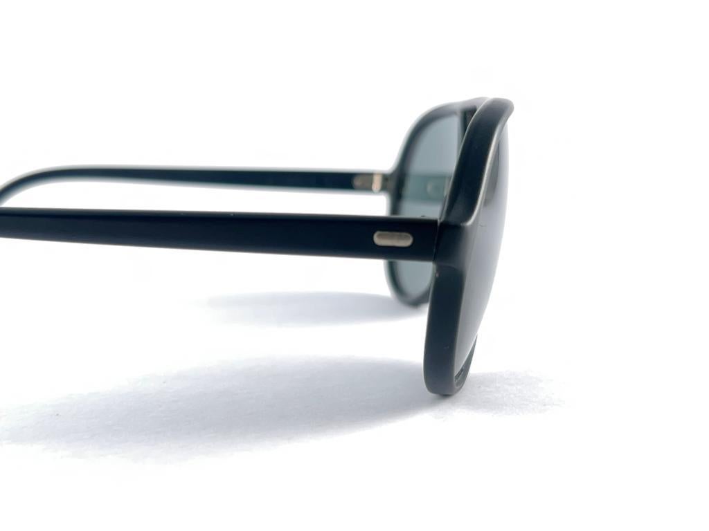 

Neu  Vintage Baush & Lomb Black Mate Pilot Style Sonnenbrille hält ein Paar von erstaunlichen
Grau Linsen.
Hervorragender Artikel. Neu, nie getragen oder ausgestellt. Dieses Element zeigen kleinere Zeichen der Abnutzung durch die