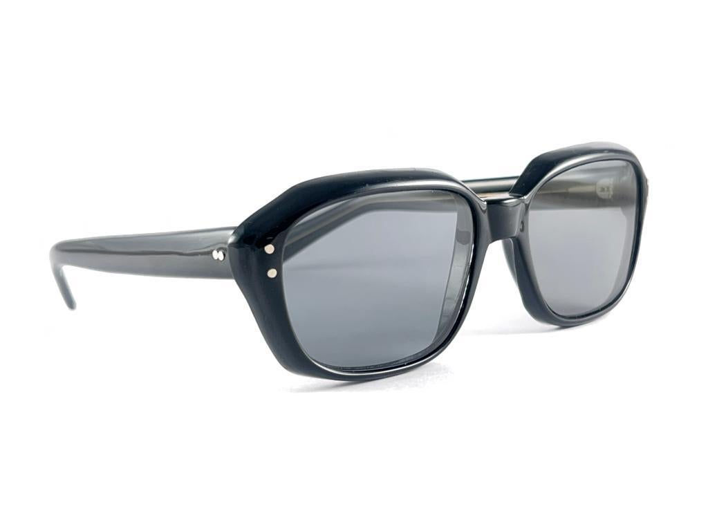 Women's or Men's New Vintage Black Solid Rectangular Flat Lenses Sunglasses 70'S Made In Japan For Sale