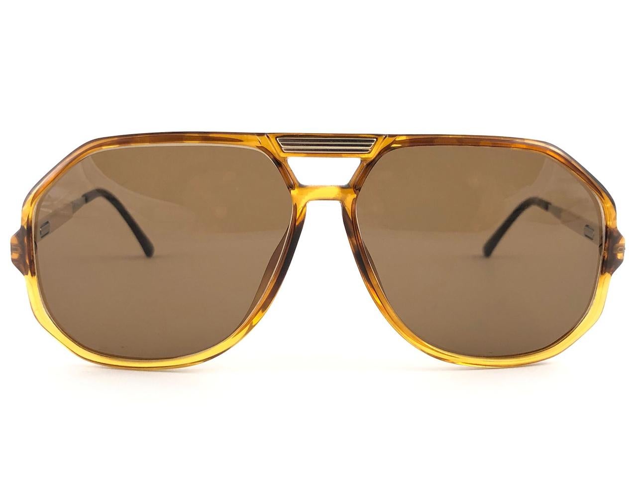 New 1980's Boeing by Carrera Collection aviator gold and tortoise acetate details frame with light brown lenses.   Amazing craftsmanship and quality.   


New, never worn. Made in Austria.

Front : 14 cms

Lens Height : 4.7 cms

Lens Width : 5.5