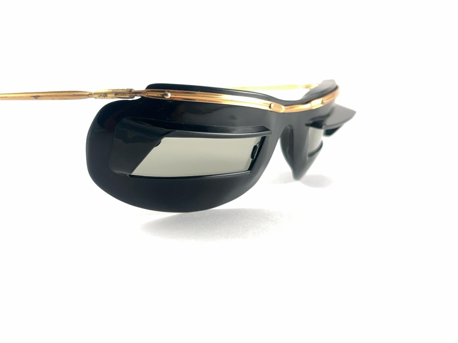 New Vintage Brevet 1960's Built in Visors Mask Made in France Sunglasses In Excellent Condition For Sale In Baleares, Baleares