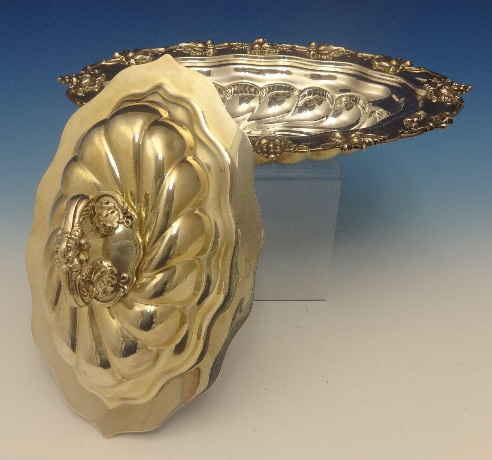 Nouveau millésime de Durgin
Magnifique légumier vintage de Durgin en argent massif. Il est livré avec un couvercle et dispose d'une poignée amovible qui peut être utilisée comme deux bols. La pièce présente un magnifique motif de raisin en relief et