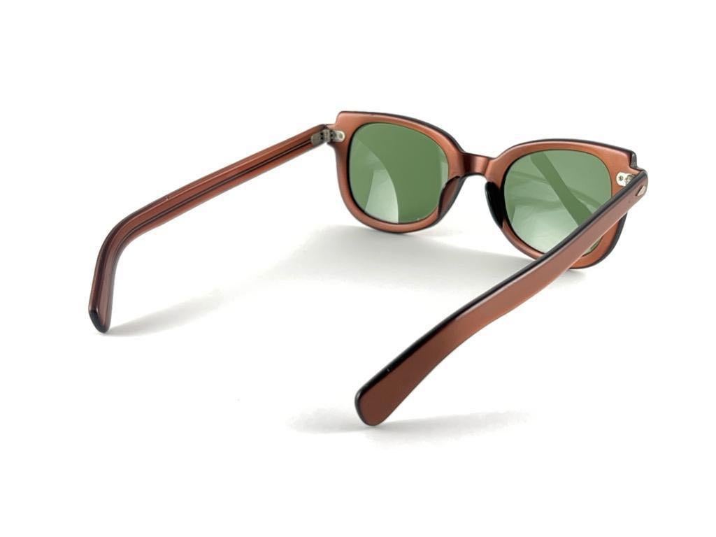 Marron New Vintage Calobar by American Optical 60's Made in England Sunglasses en vente