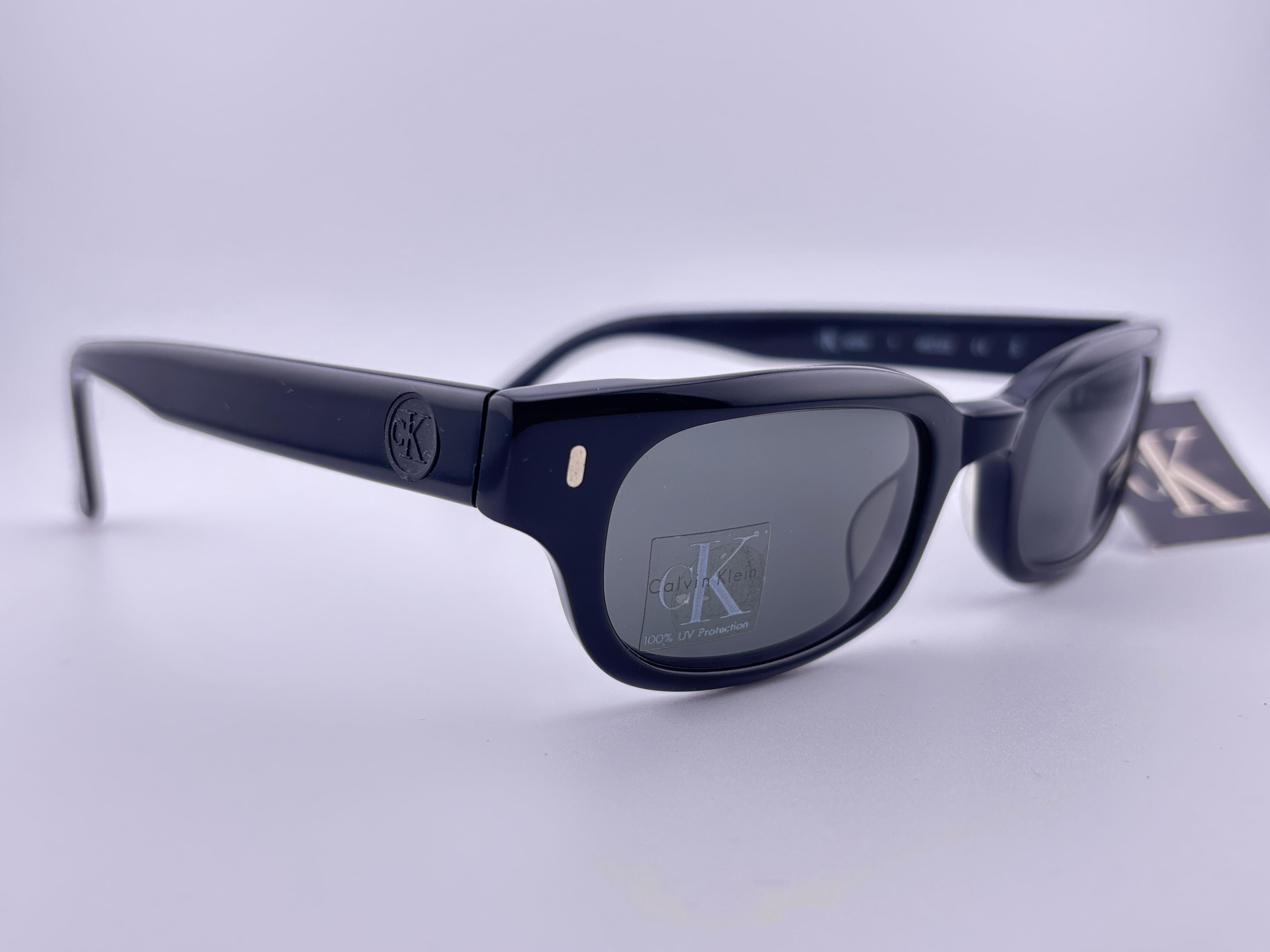 












Neue Vintage Calvin Klein Y2K 1990'S Black Sleek Frame Sonnenbrillen Made in Italy
Grau Linsen.

Neu, nie getragen oder ausgestellt.

Dieser Artikel kann aufgrund der Lagerung geringfügige Abnutzungserscheinungen aufweisen.

Vorderseite