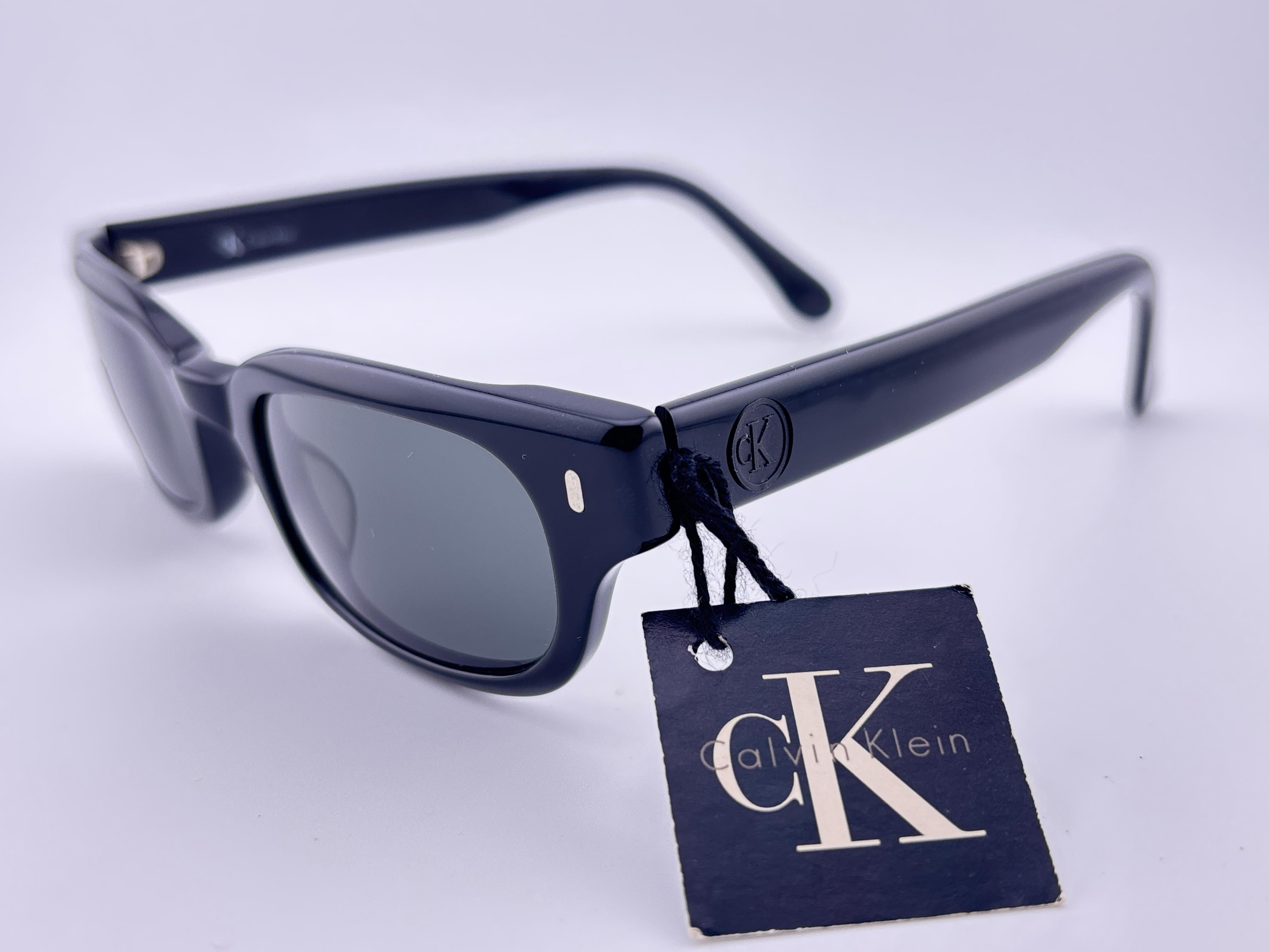 Neue Vintage Calvin Klein Ck Sleek Schwarz 4009 Y2K Sonnenbrille in Italien gemacht im Angebot 3