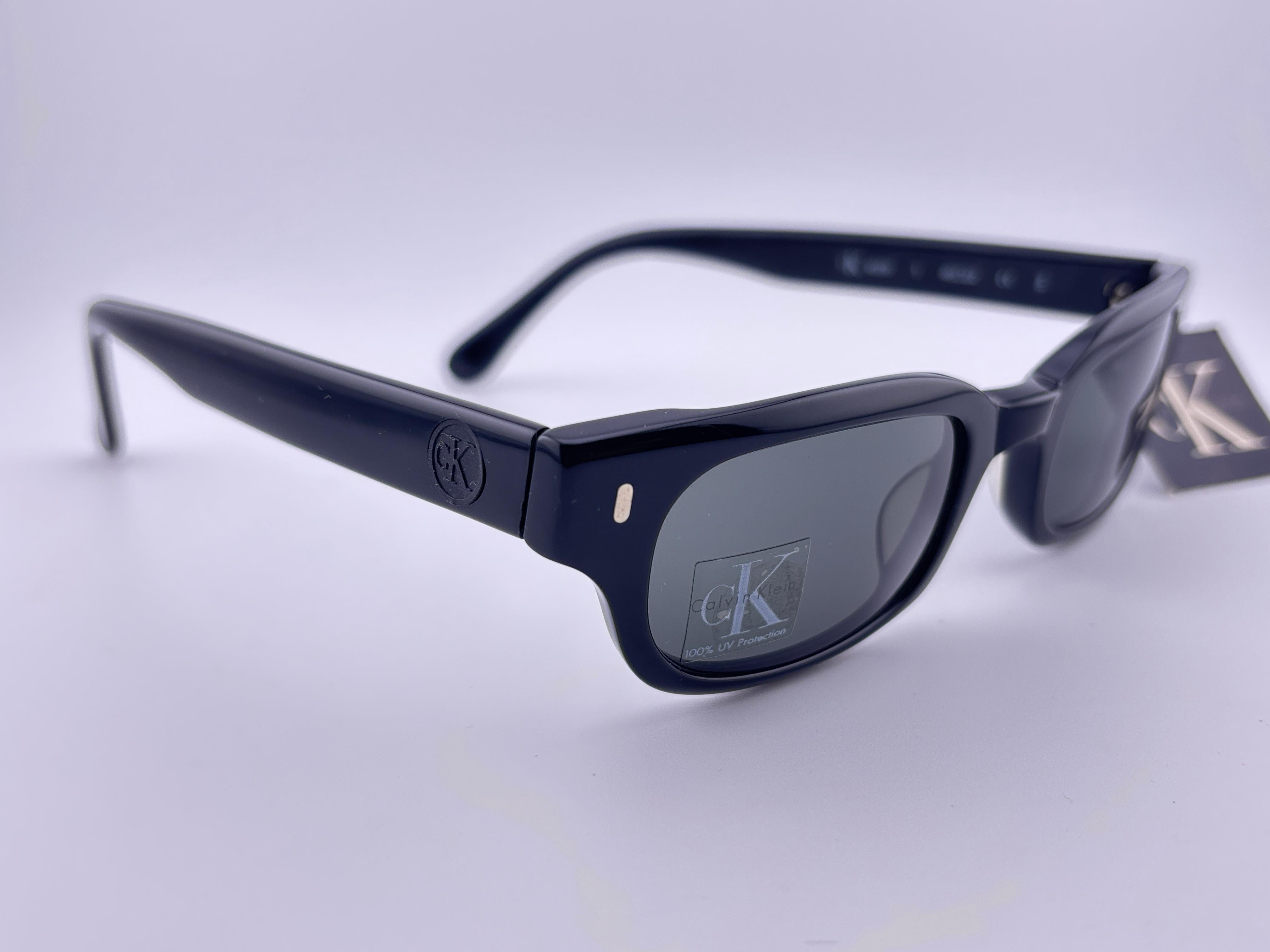Neue Vintage Calvin Klein Ck Sleek Schwarz 4009 Y2K Sonnenbrille in Italien gemacht im Angebot 5