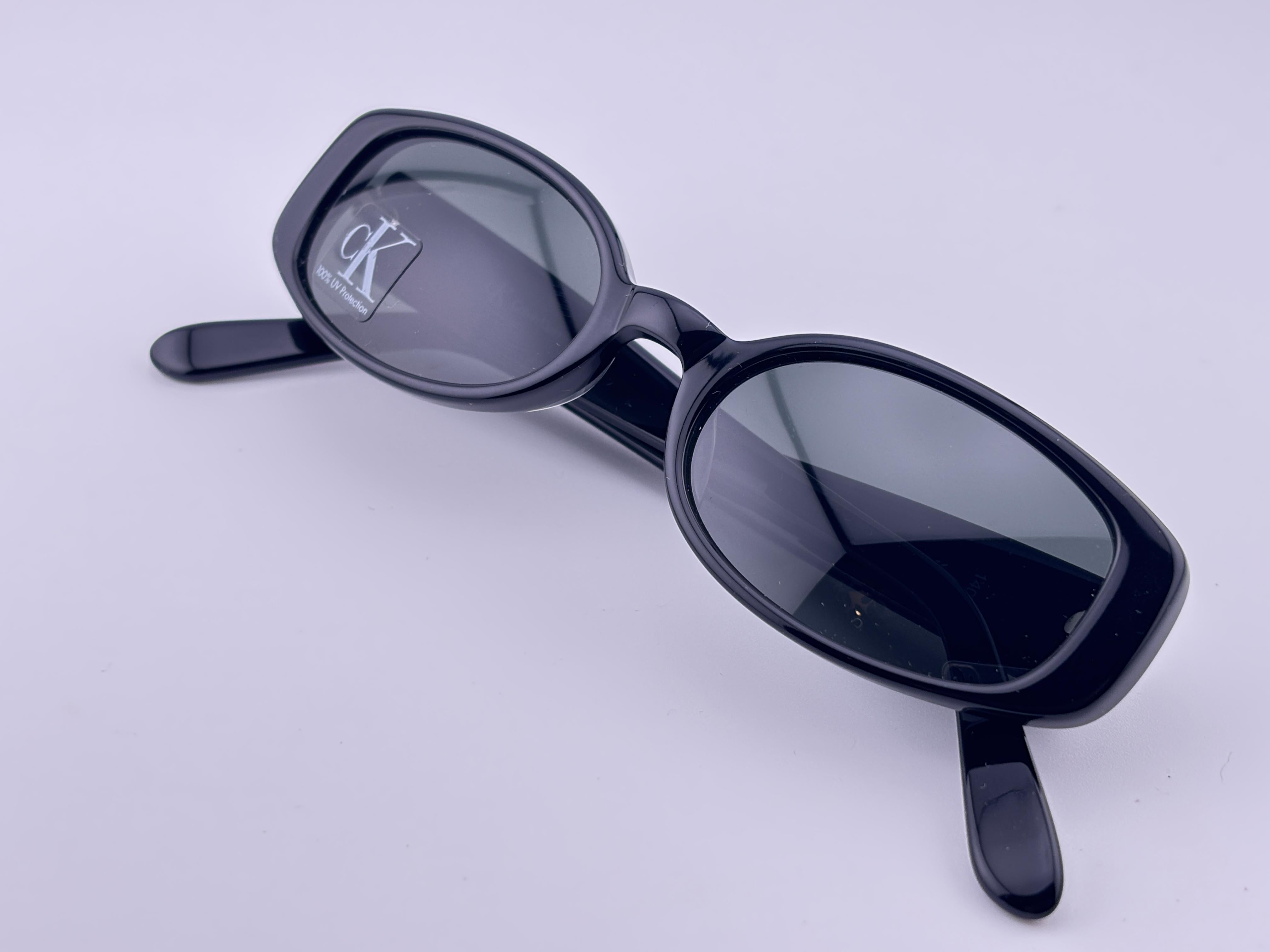 












Neue Vintage Calvin Klein Y2K 1990'S Black Sleek Frame Sonnenbrillen Made in Italy
Grau Linsen.

Neu, nie getragen oder ausgestellt.

Dieser Artikel kann aufgrund der Lagerung geringfügige Abnutzungserscheinungen aufweisen.

Vorderseite